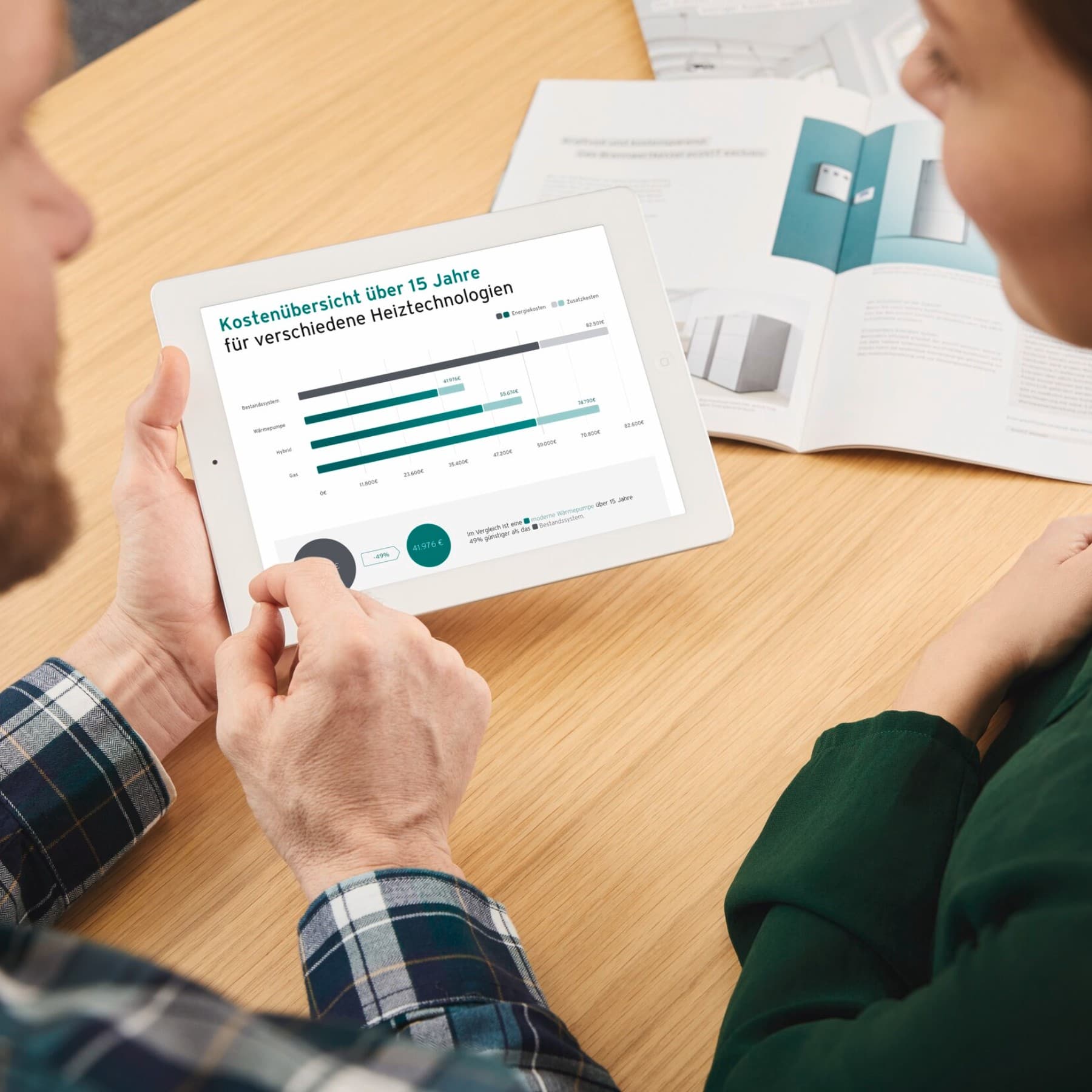 Aufnahme von einem Tablet, auf dem ein Energiekostenvergleich stattfindet