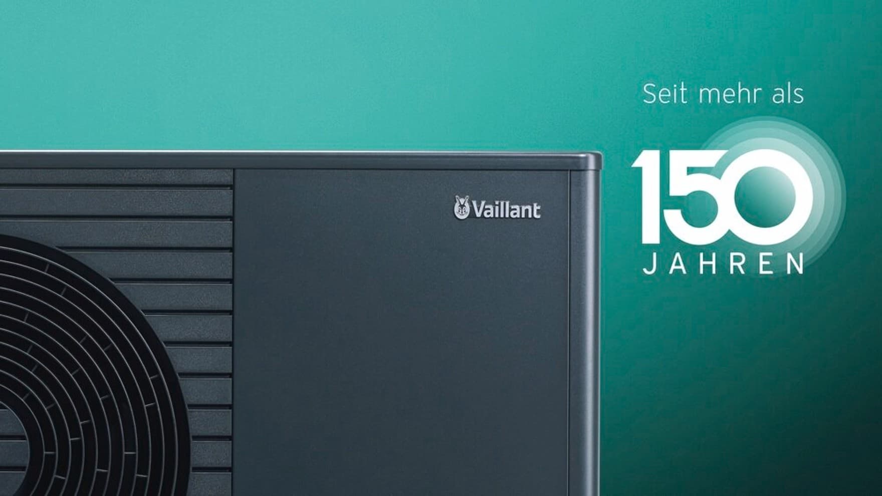 Eine schwarzgraue Vaillant Wärmepumpe vor grünem Hintergrund, auf dem "seit mehr als 150 Jahren" steht.