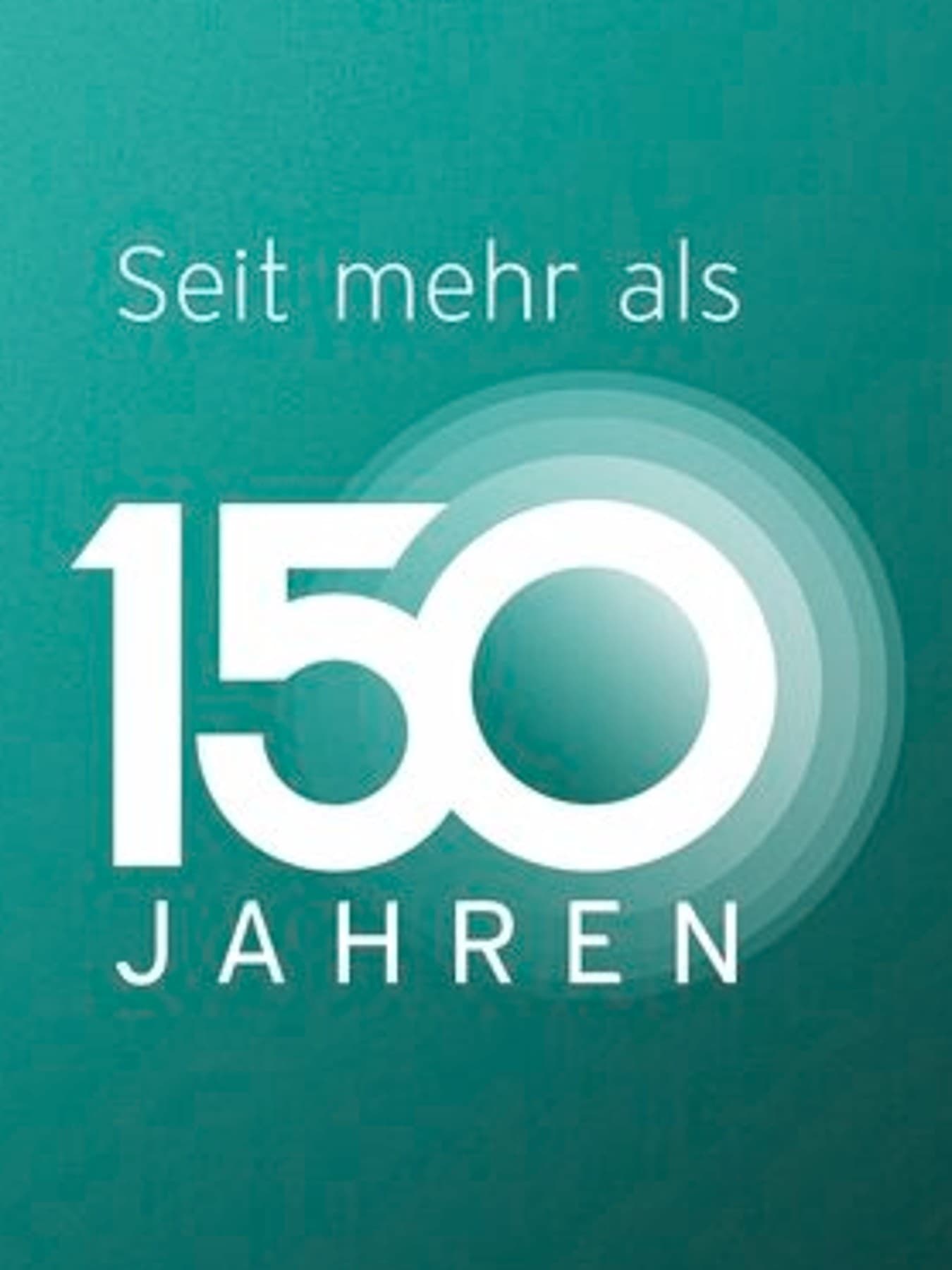 Eine schwarzgraue Vaillant Wärmepumpe vor grünem Hintergrund, auf dem "seit mehr als 150 Jahren" steht.