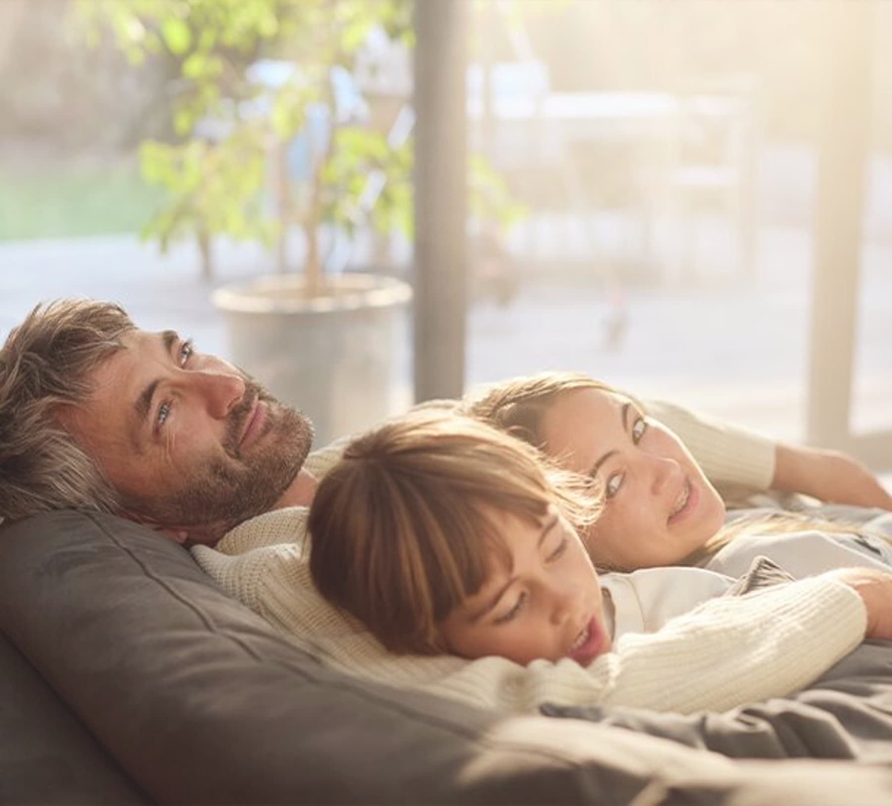Eine Familie entspannt auf dem Sofa