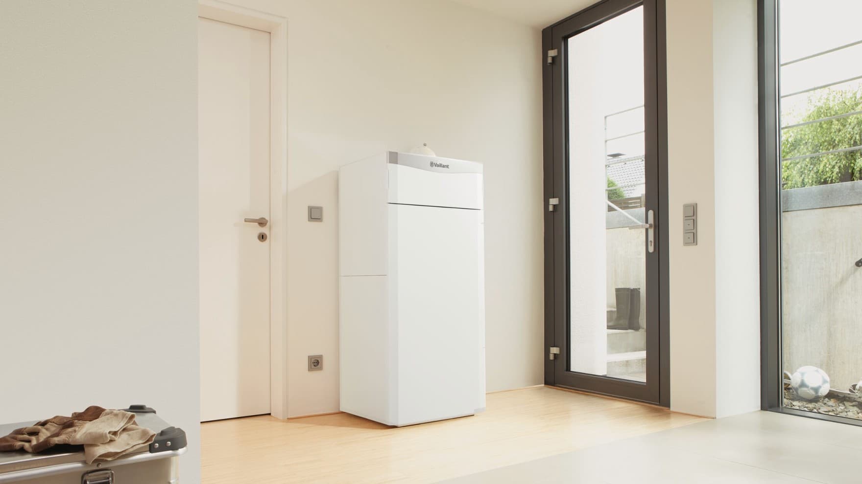 Ein bodenstehendes Gasgerät von Vaillant steht in einem Hauswirtschaftsraum.