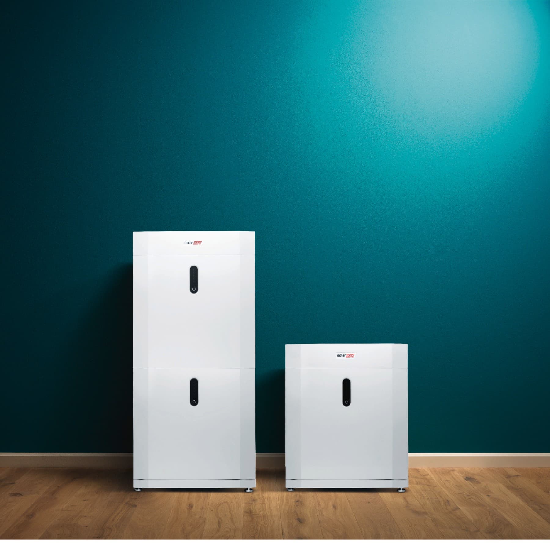 Zwei weiße Batteriespeicher vor einem neutralen Hintergrund, freigestellt zur Produktpräsentation.