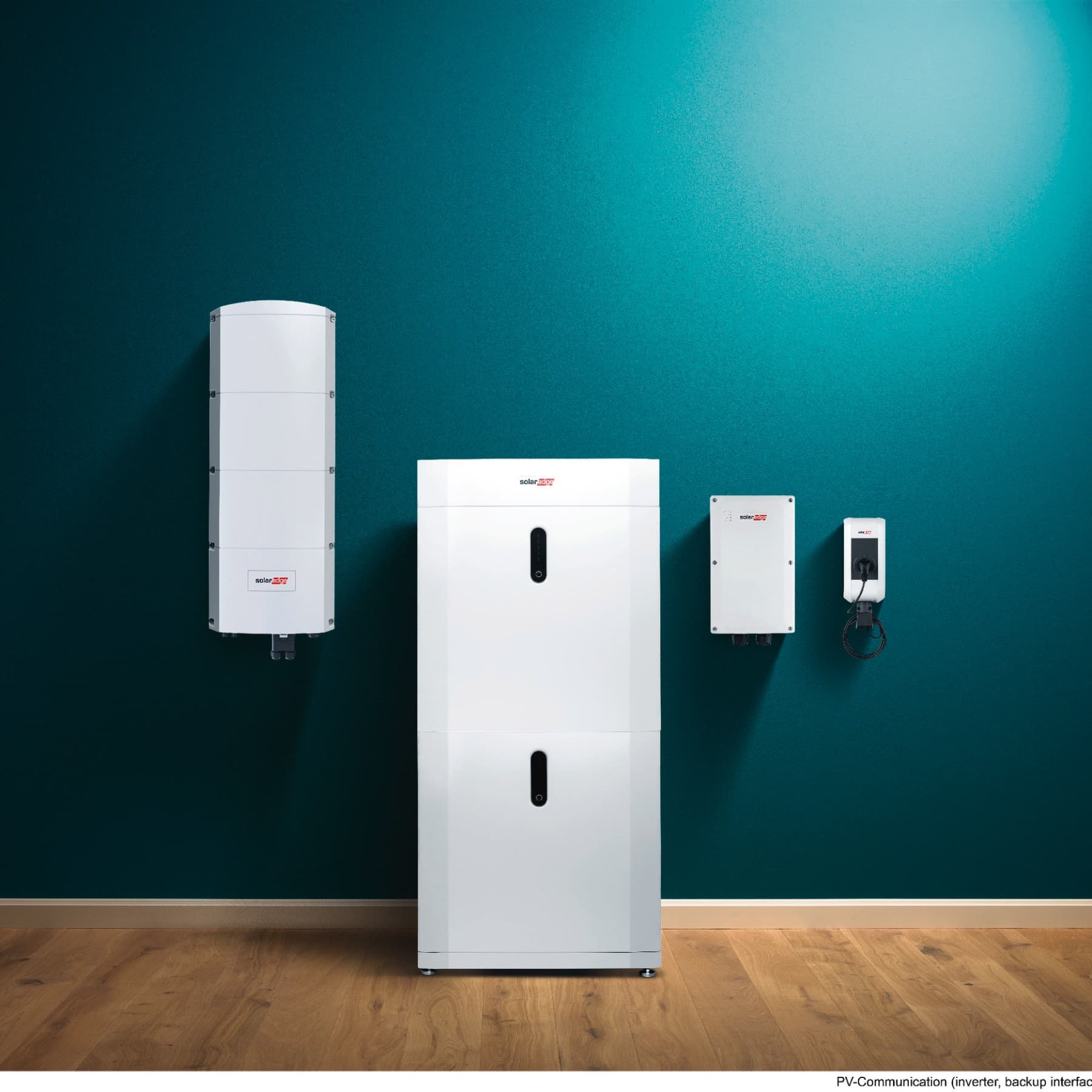 Mehrere Geräte von SolarEdge an einer grüne Wand montiert