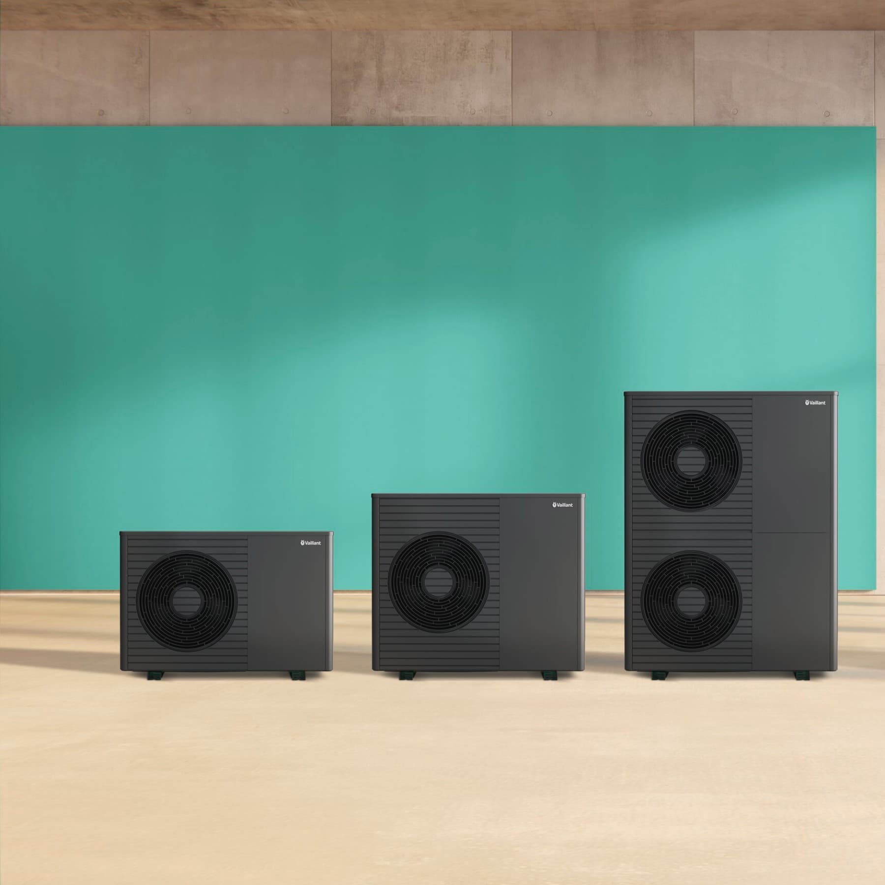 Mehrere Vaillant Wärmepumpen vor einer grünen Wand.