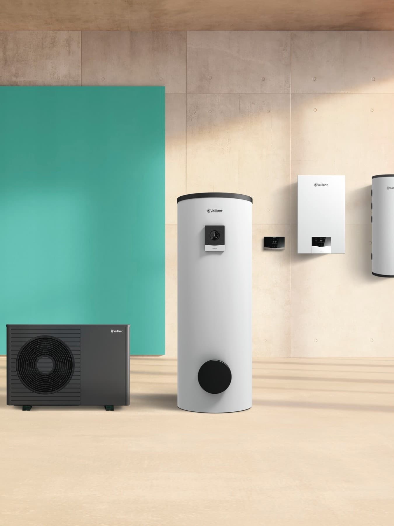 Mehrere Vaillant Produkte, die gemeinsam funktionieren, unter anderem eine Wärmepumpe und ein Warmwasserspeicher.