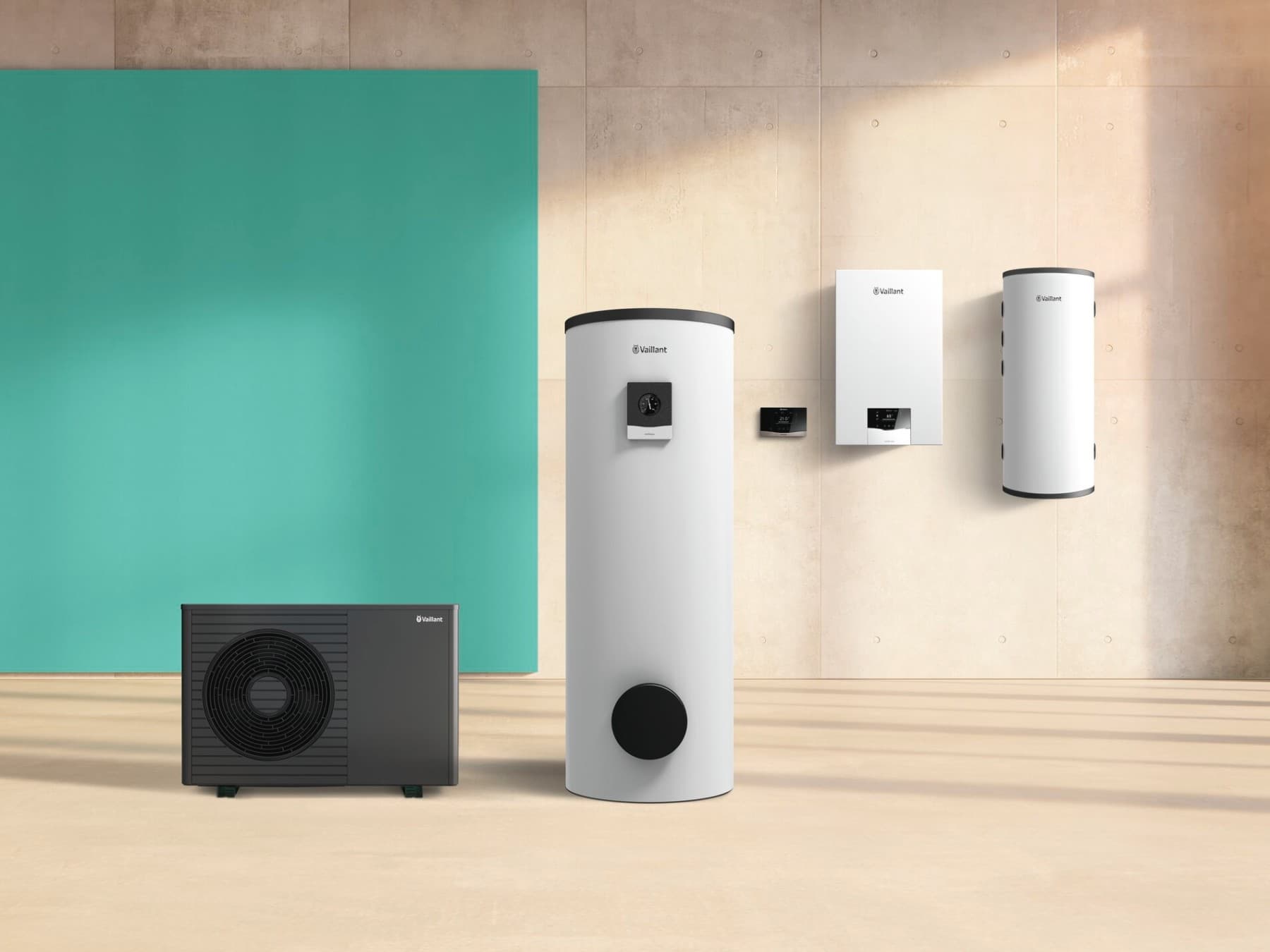 Mehrere Vaillant Produkte, die gemeinsam funktionieren, unter anderem eine Wärmepumpe und ein Warmwasserspeicher.