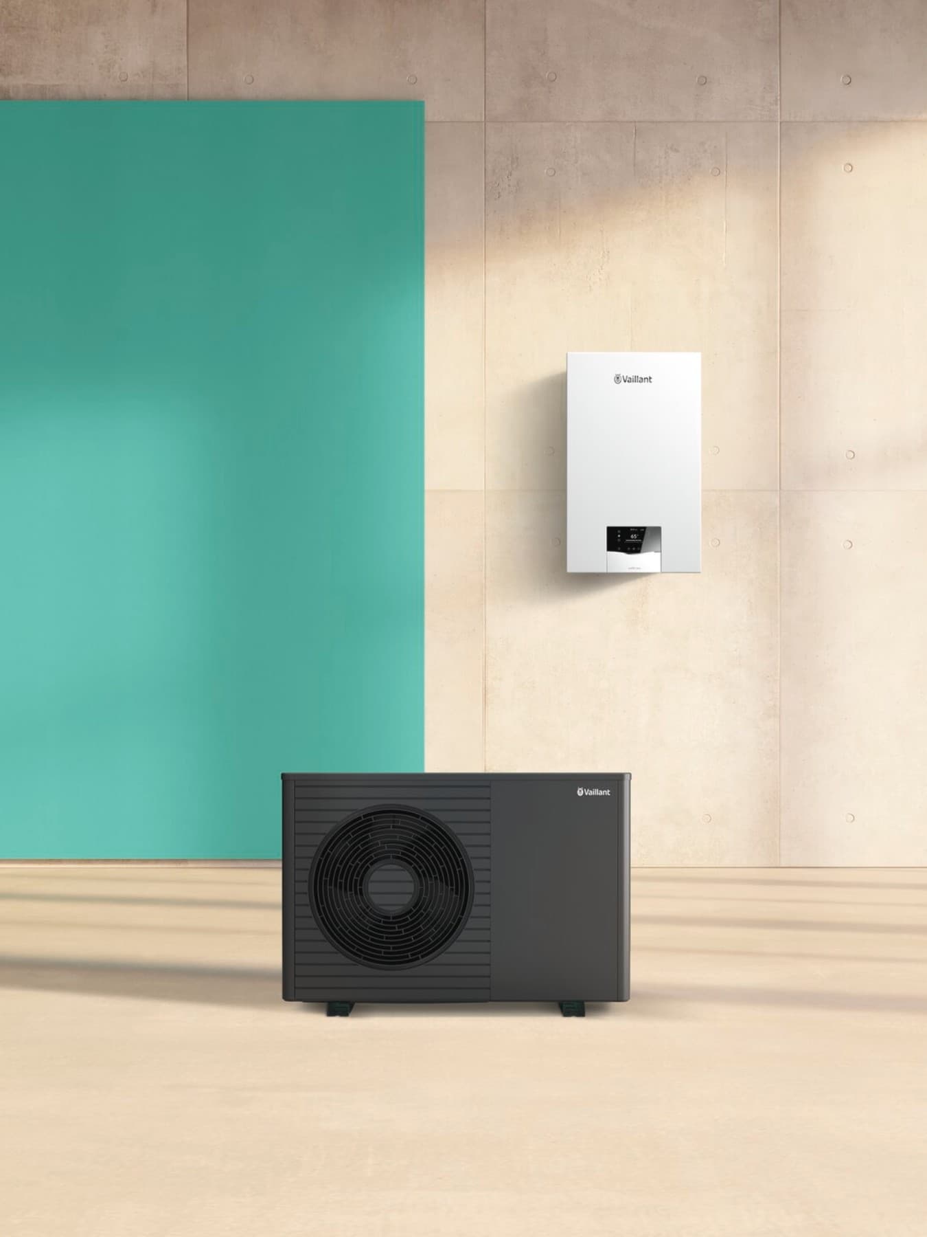 Wärmepumpe aroTHERM plus und Gas-Brennwertgerät ecoTEC om Scene vor Betonwand mit grünem Hintergrund