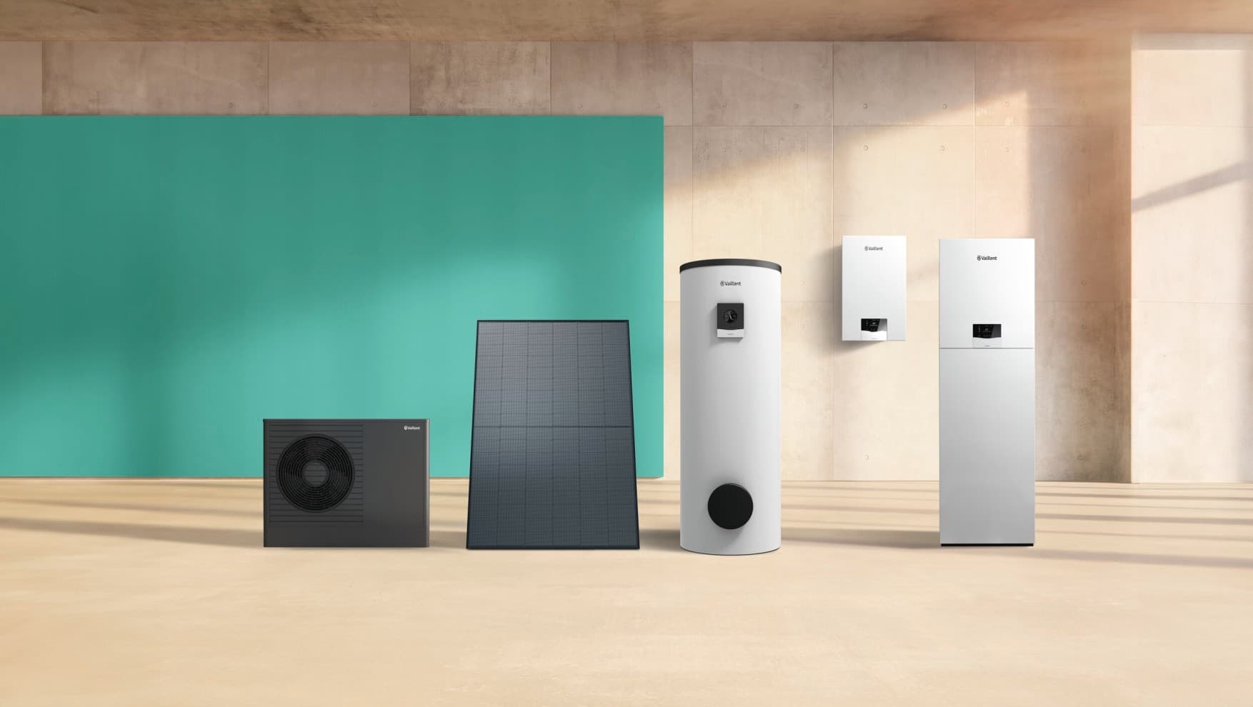 Wärmepumpe aroTHERM plus mit Photovoltaiksystem vor grünem Hintergrund