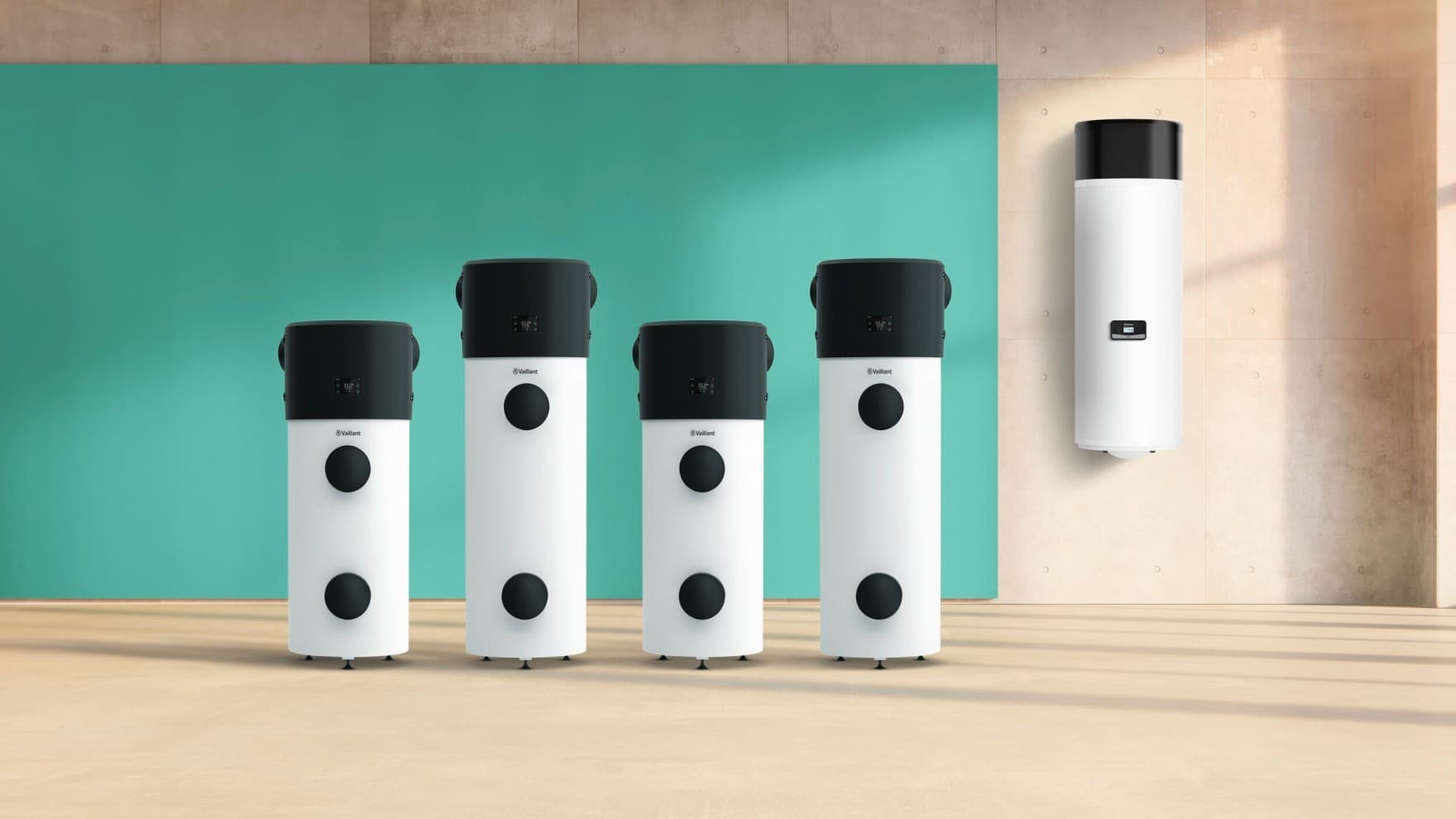 Vaillant Warmwasserwärmepumpe vor grünem Hintergrund