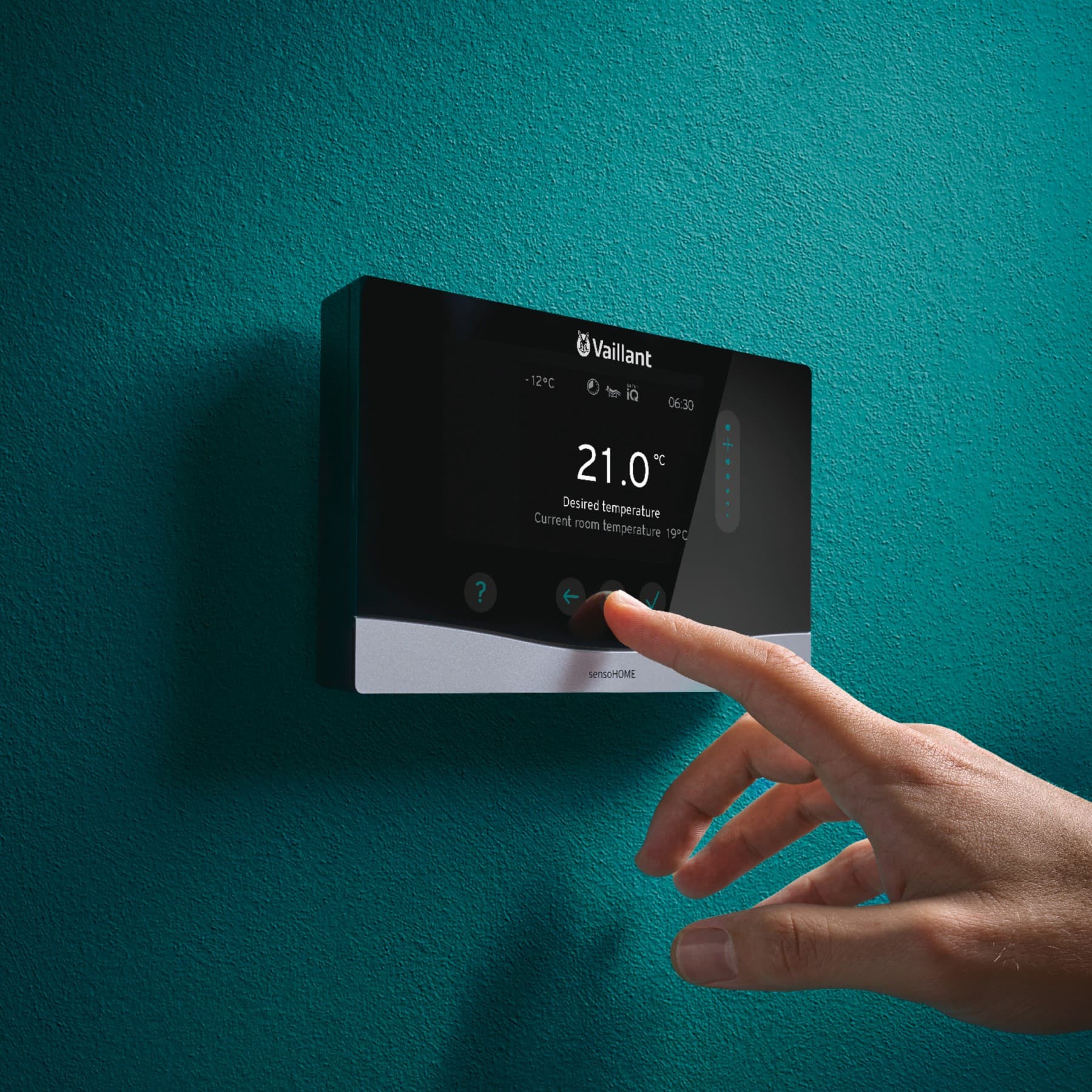 Detailansicht eines Vaillant Reglers an einer grünen Wand