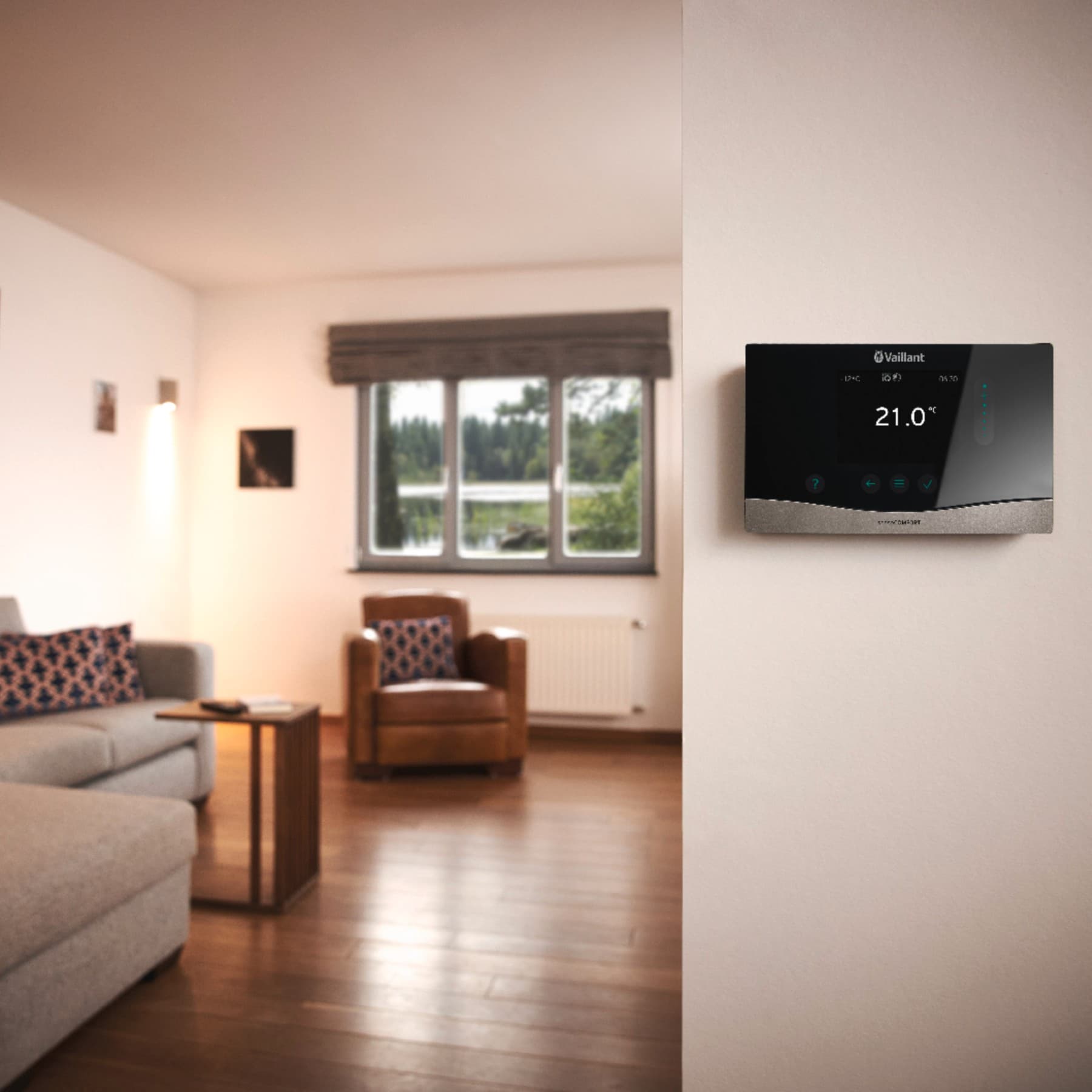 Eine Frau hat ein Kind auf dem Arm und steht mit ihm in einem hellen Badezimmer.