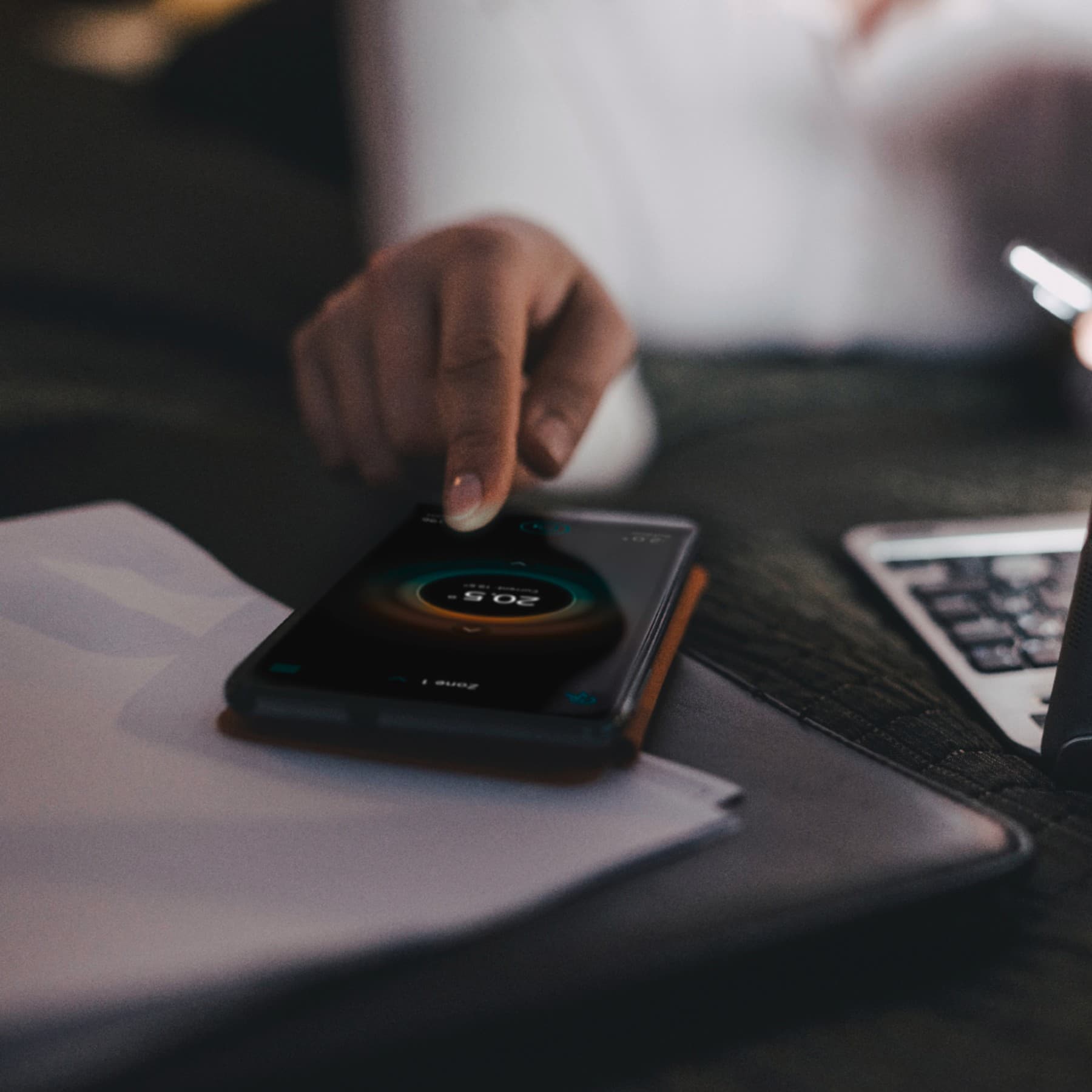 Ein Vaillant Speicher steht neben einer Waschmaschine, auf der eine Flasche Waschmittel steht.