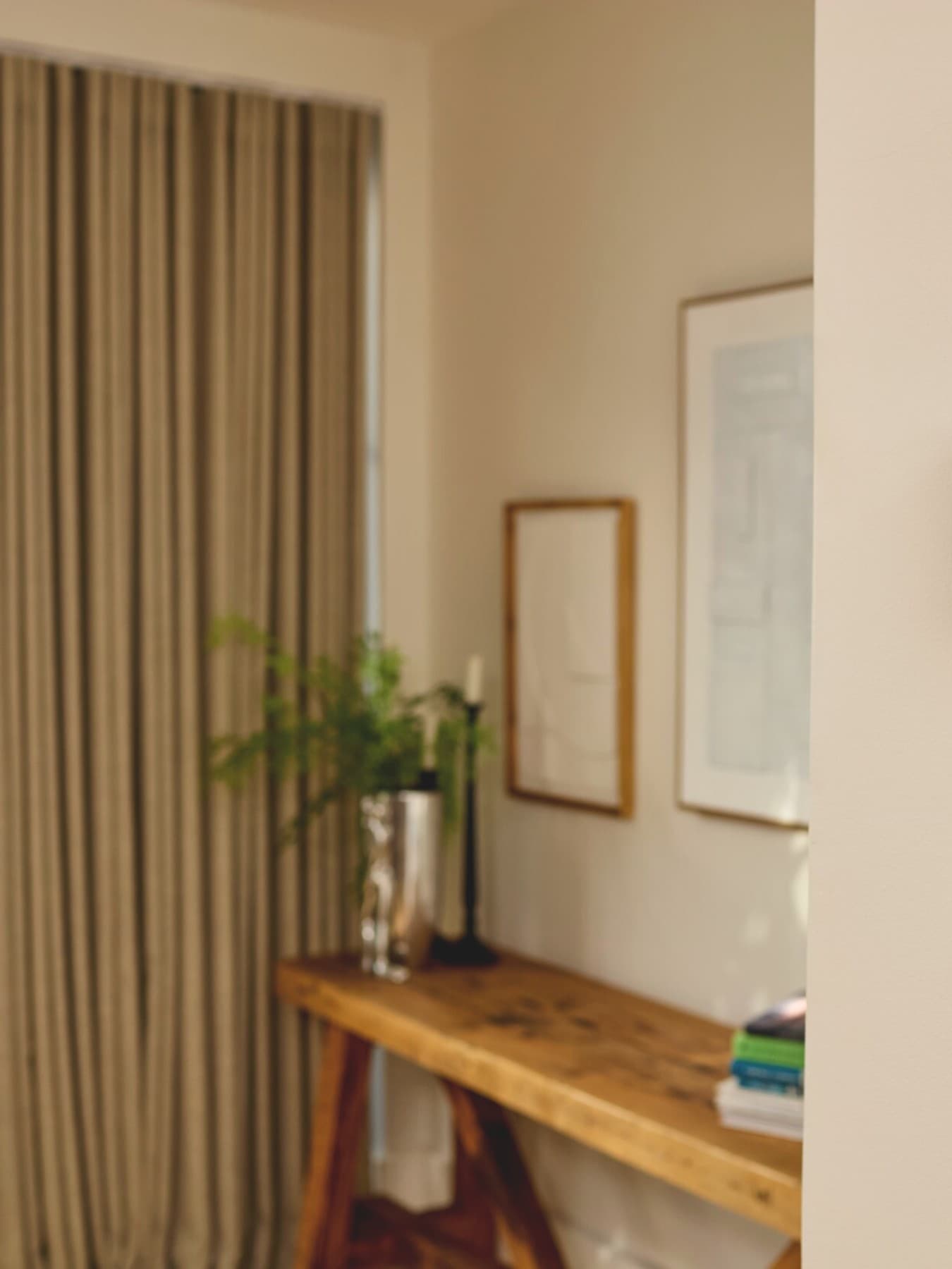 Vaillant Systemregler sensoCOMFORT hängt im Wohnzimmer an einer beigen Wand.