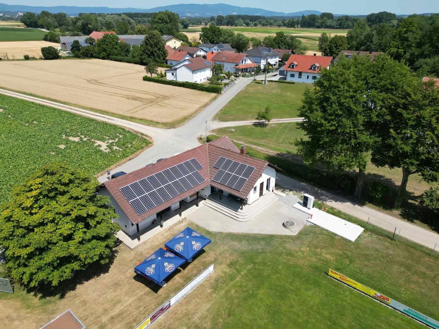 Blick auf das Vereinsheim aus der Vogelperspektive