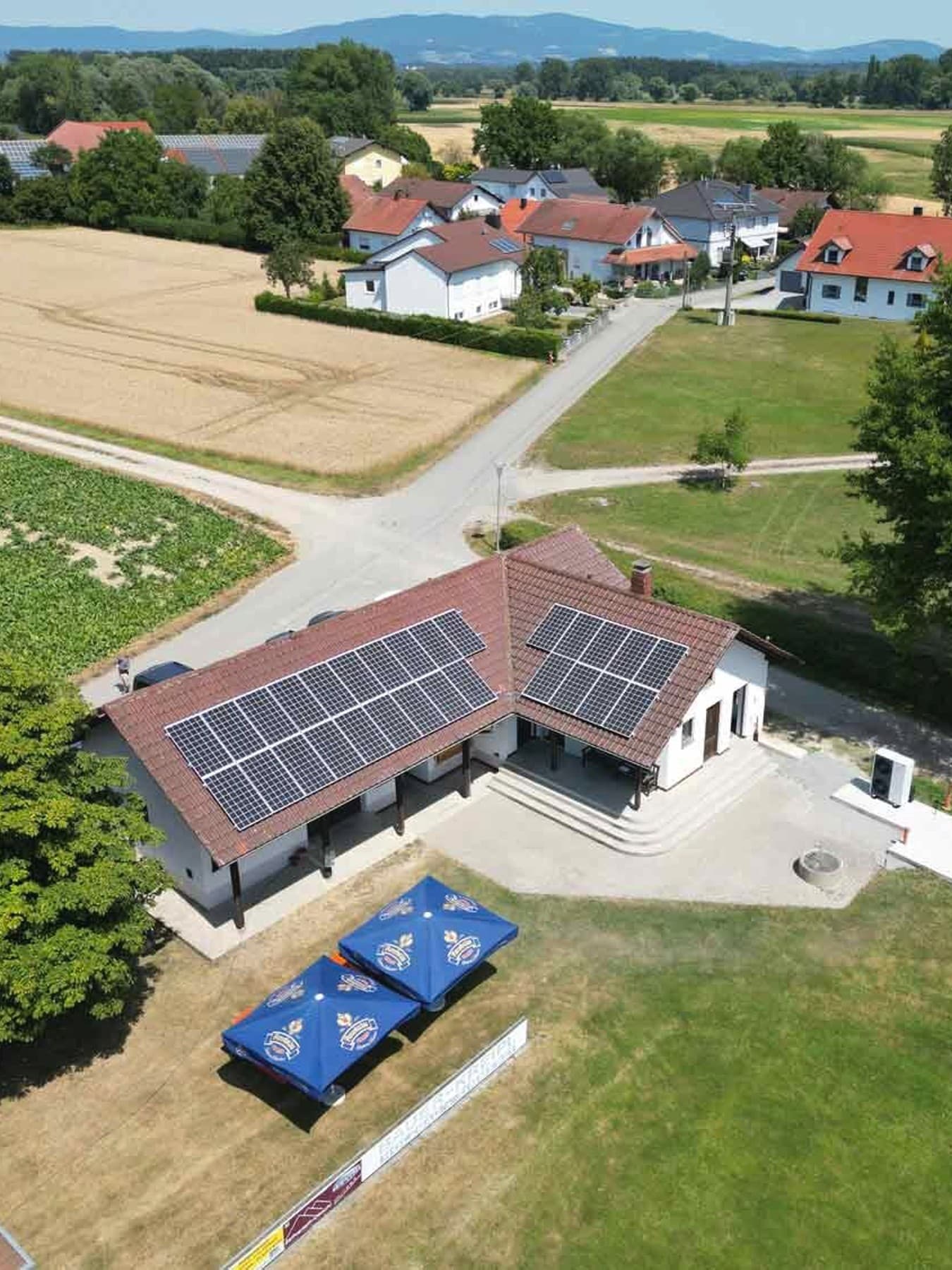 Blick aus Vogelperspektive auf ein Vereinsheim
