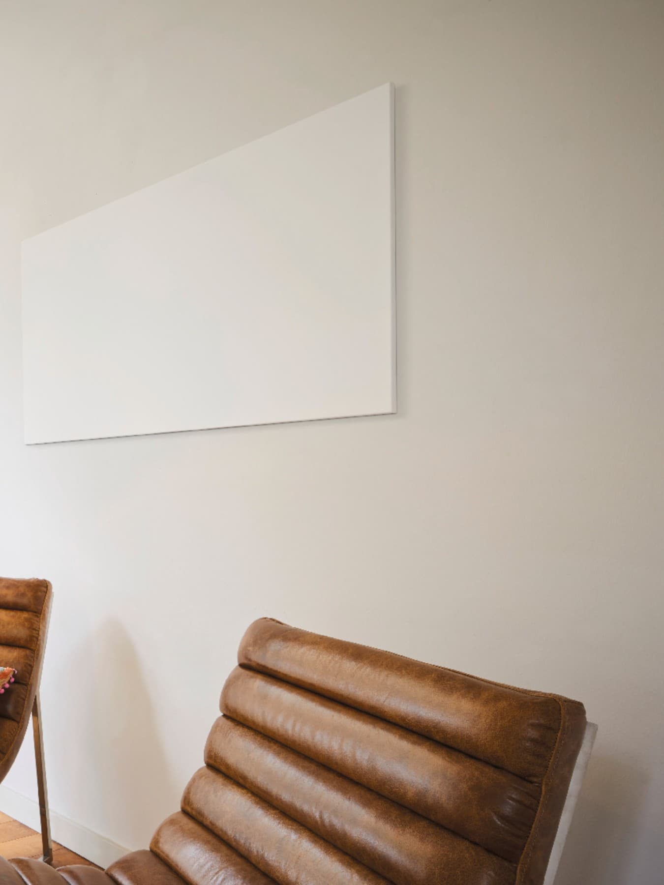 Ein Infrarotheizkörper über einer Sitzecke an der Wand
