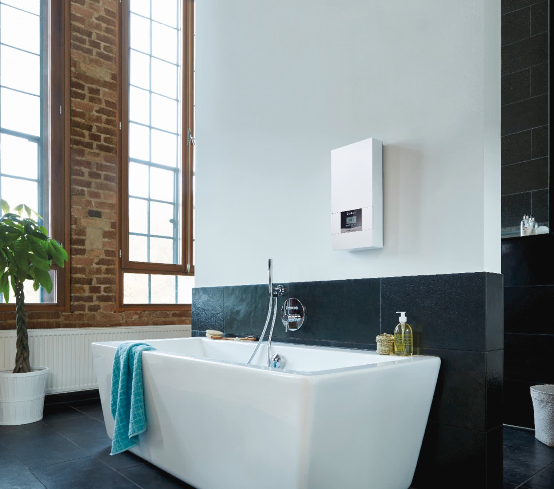 Badewanne in einem Designer-Bad, im Hintergrund ein Vaillant Boiler