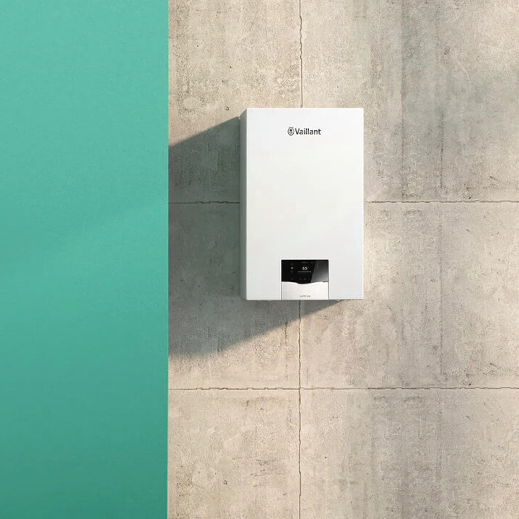 Vaillant Gas-Brennwertgerät ecoTEC plus hängt an einer Wand.