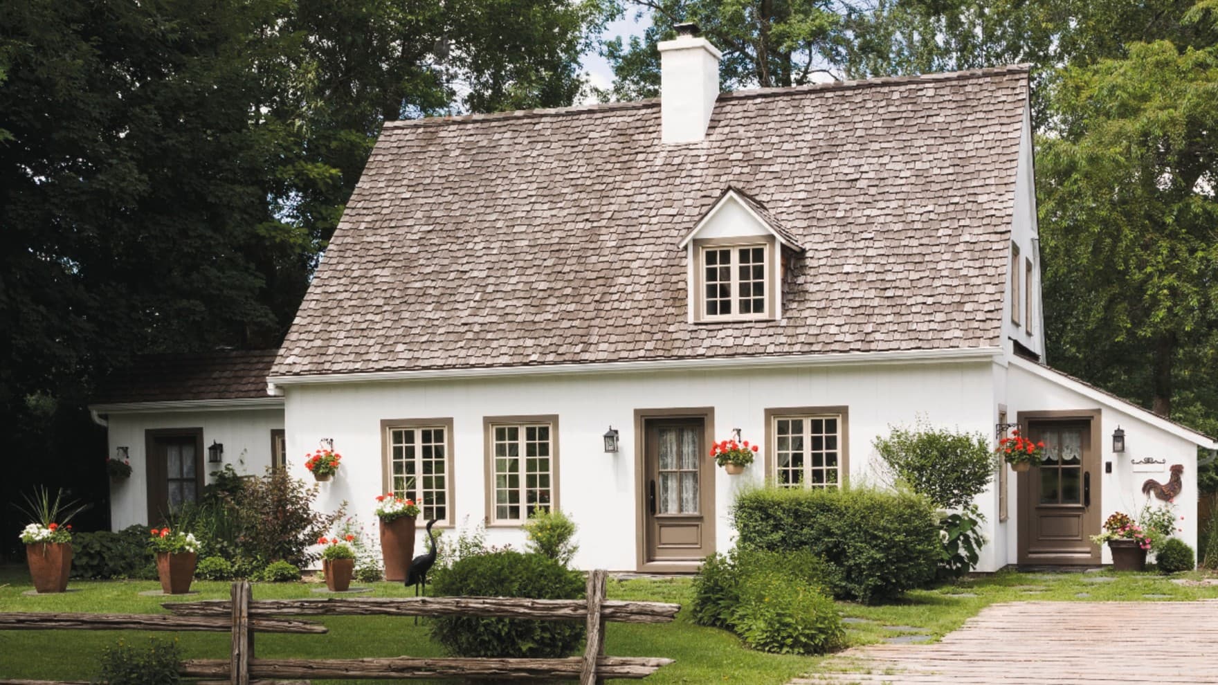 Ein älteres Haus mit einer Wärmepumpe neben der Haustür.