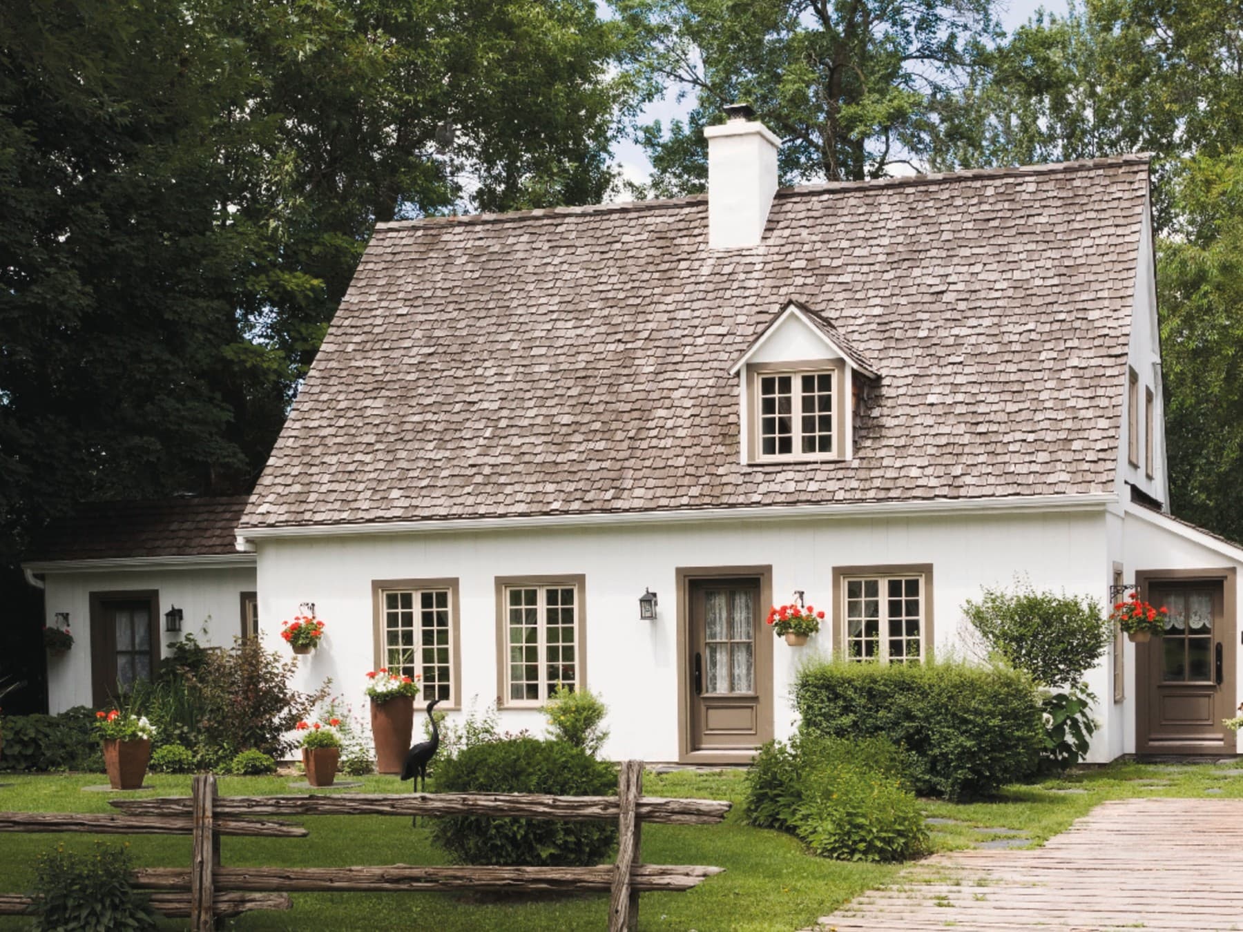 Ein älteres Haus mit Vorgarten