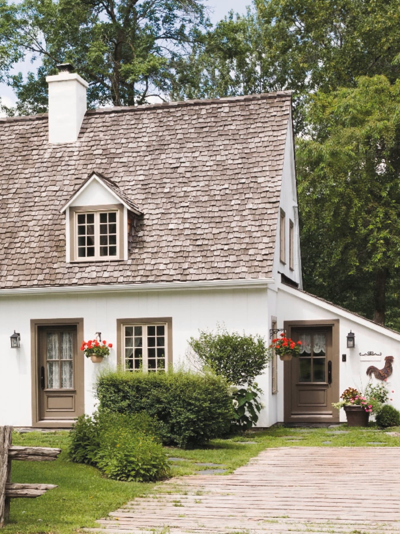 Außenansicht eines sanierungsbedürftigen Hauses