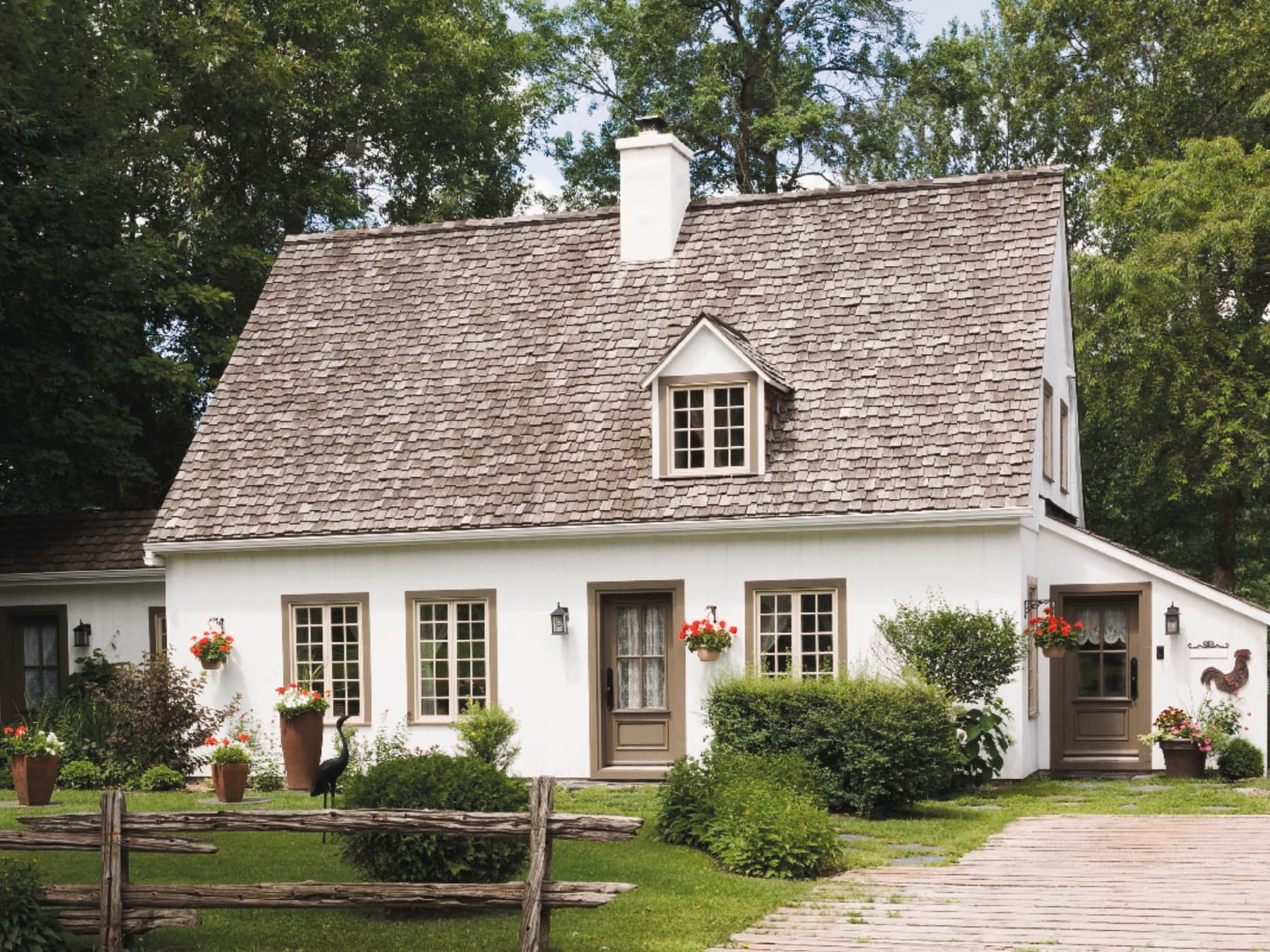 Außenansicht eines sanierungsbedürftigen Hauses