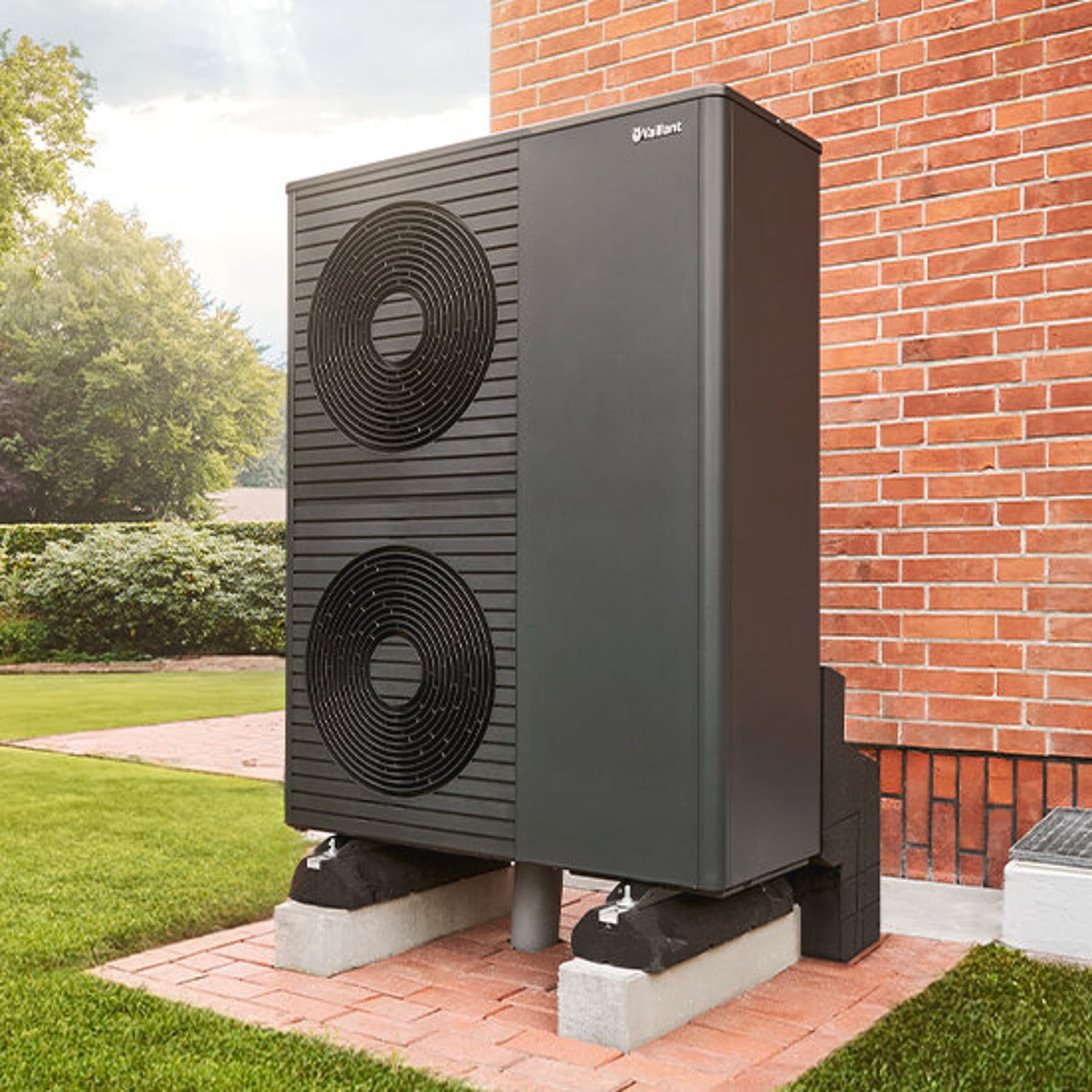 Schwarzgraue aroTHERM plus im Garten