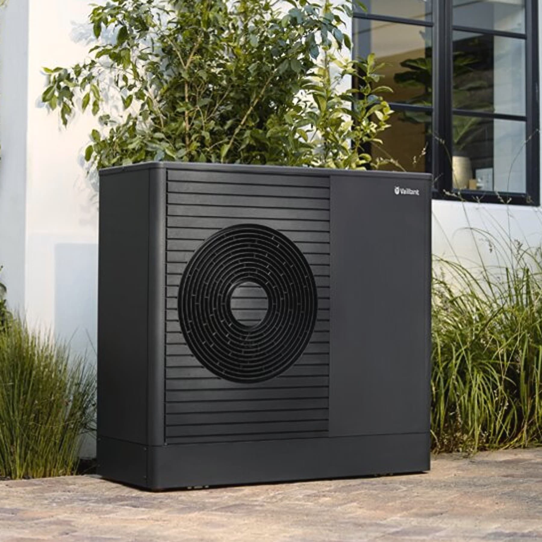 Vaillant Luft-Wasser-Wärmepumpe aroTHERM plus vor einem Neubau