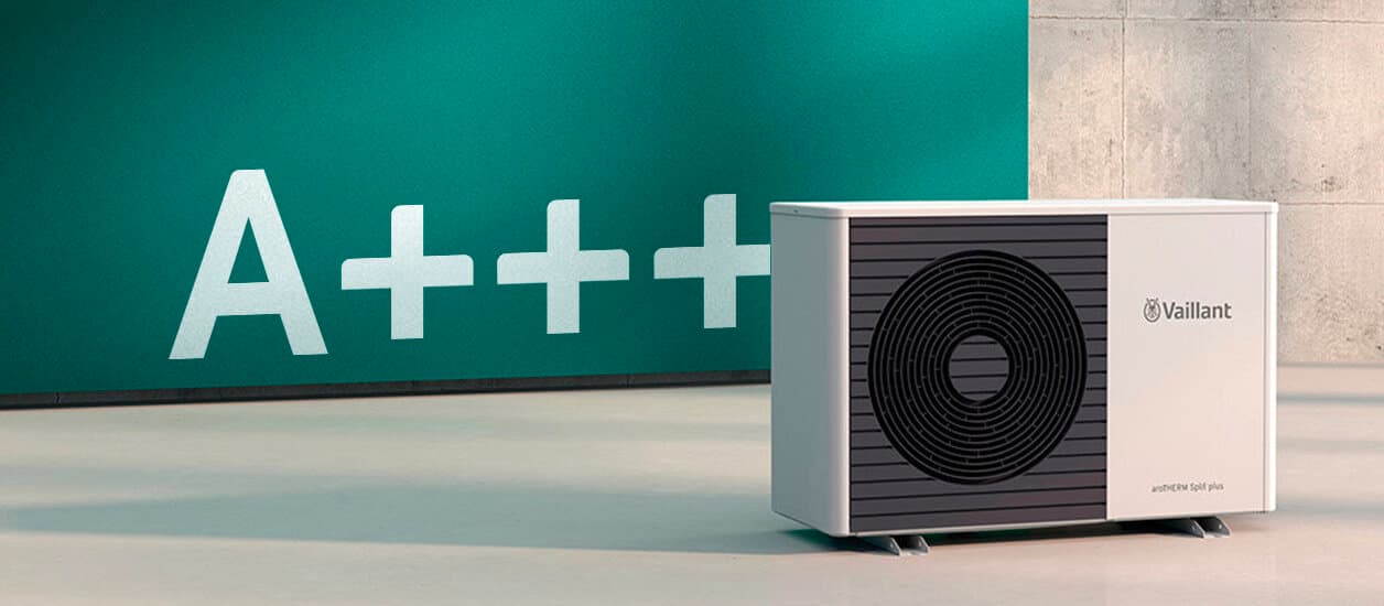 Die Vaillant Wärmepumpe aroTHERM split plus steht vor einem grünen Hintergrund. Auf dem Hintergrund ist in großer, weißer Schrift A+++ zu lesen.