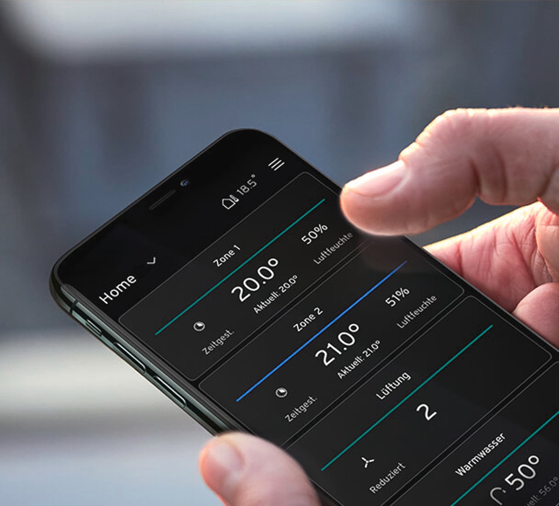 Ein Smartphone, auf dem man Temperaturen und andere Daten zum Heizen ablesen kann.