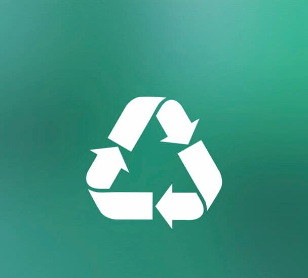 Ein weißes Recycling-Symbol auf grünem Hintergrund.