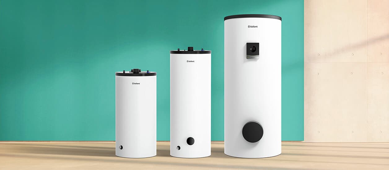 Mehrere Vaillant Geräte stehen nebeneinander vor einer grünen Wand.