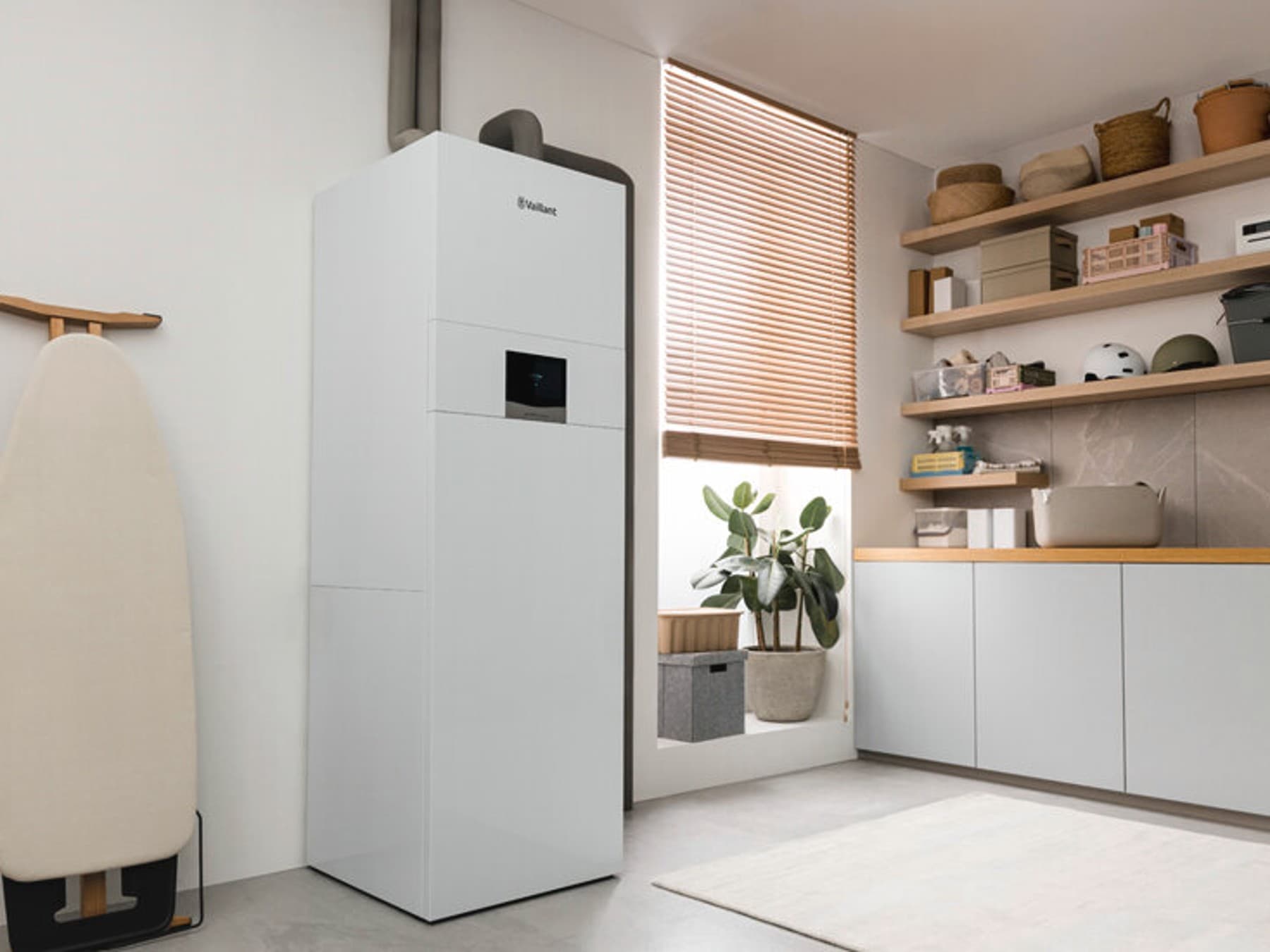 Vaillant Wärmepumpen-Inneneinheit in einem Hauswirtschaftsraum