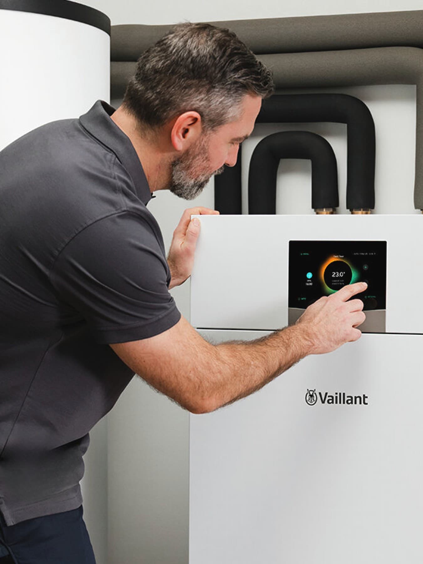Mann bedient iQconnect am Display einer Wärmepumpe