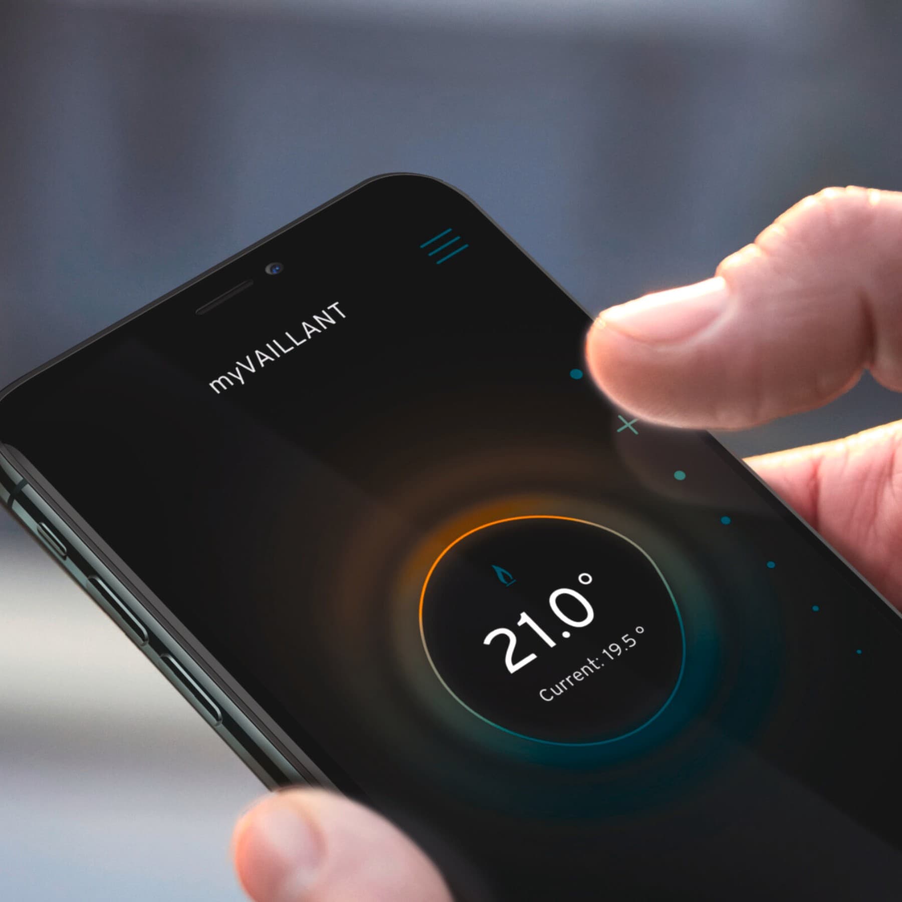 Ein Handy zeigt die Oberfläche der myVAILLANT App.