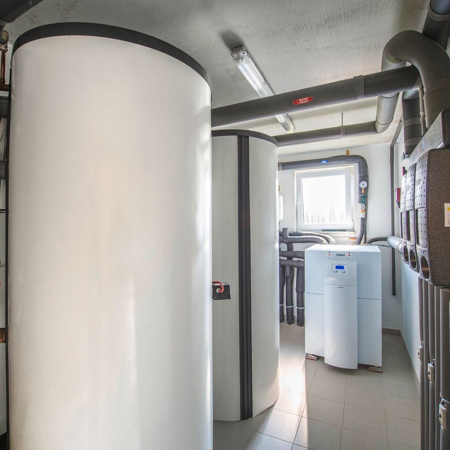 Heizungsraum mit mehreren Vaillant Geräten