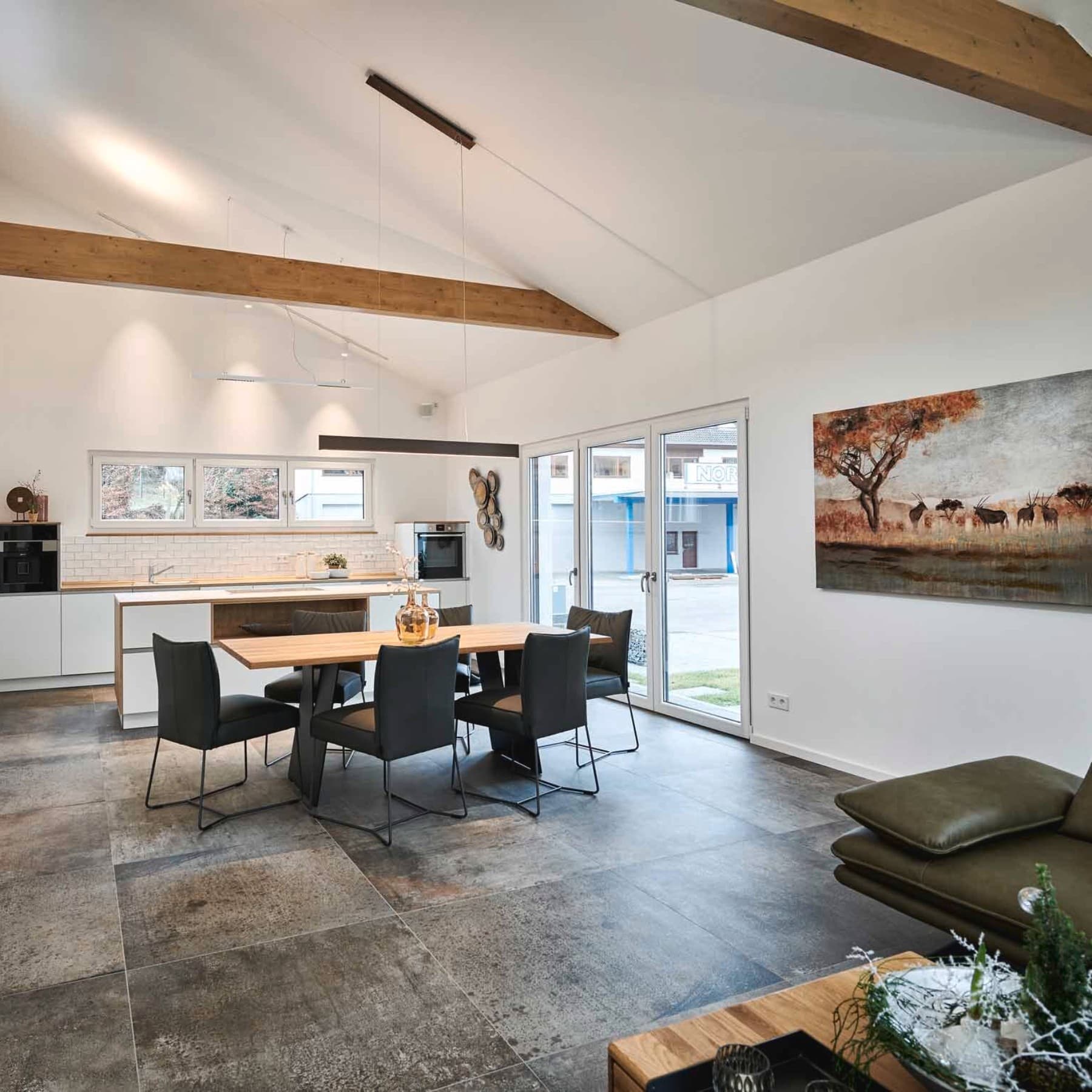 Innenansicht vom hellen Essbereich