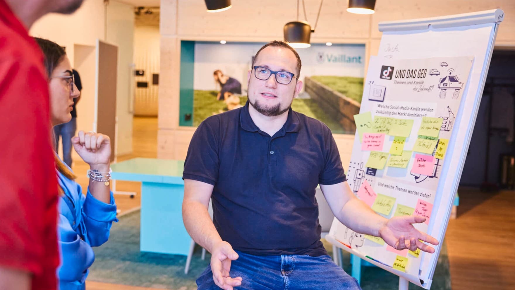 Bild von Florian Leupelt vor einer Flipchart