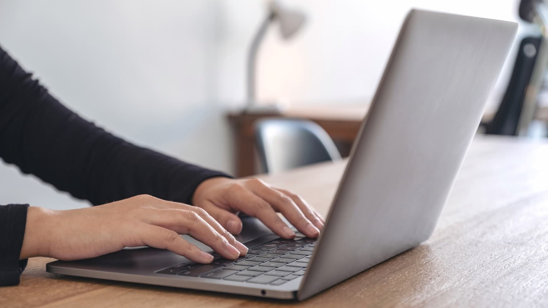 Nahaufnahme eines Laptops, der von einer Person bedient wird