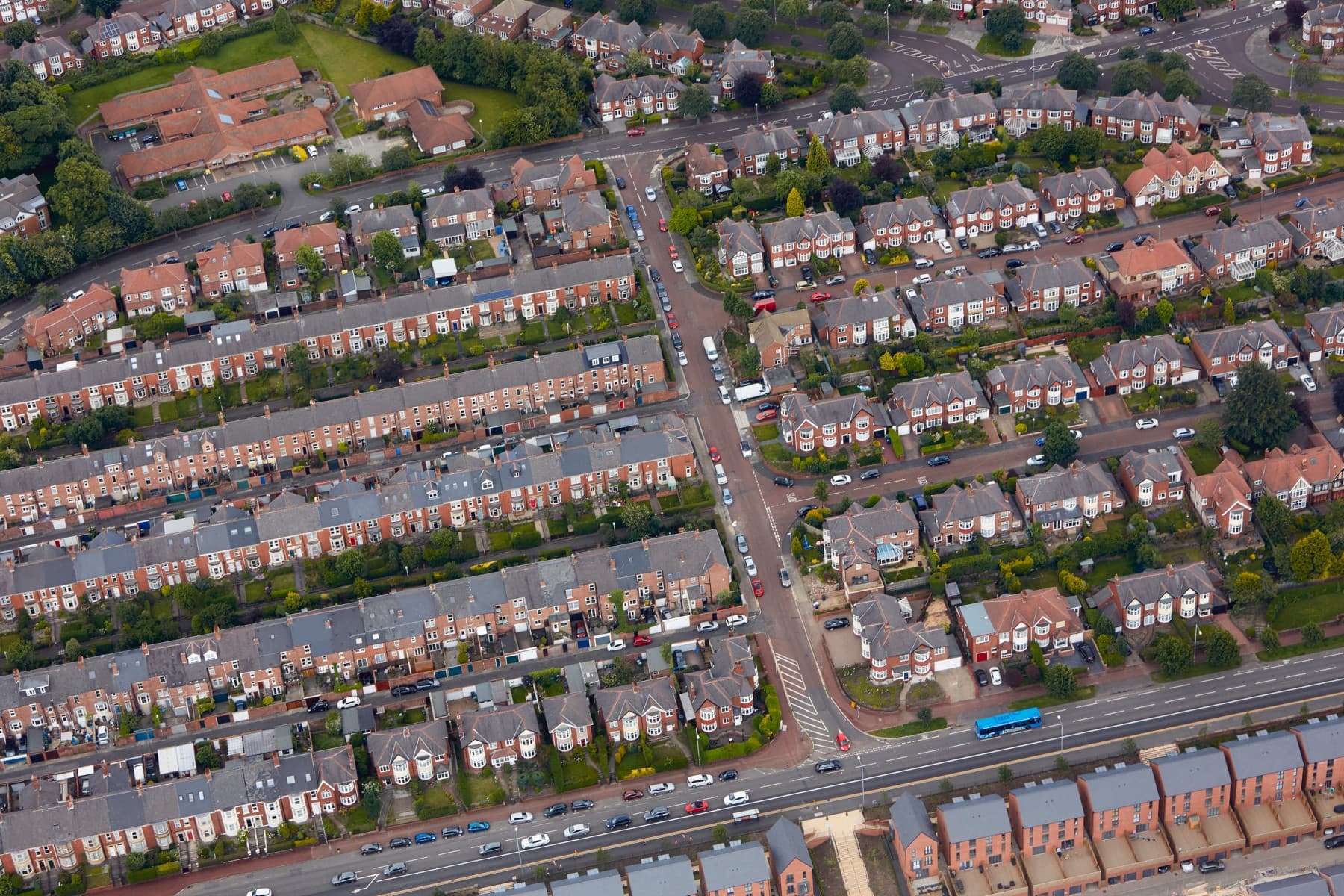 Eine neu gebaute Wohnsiedlung von oben fotografiert.