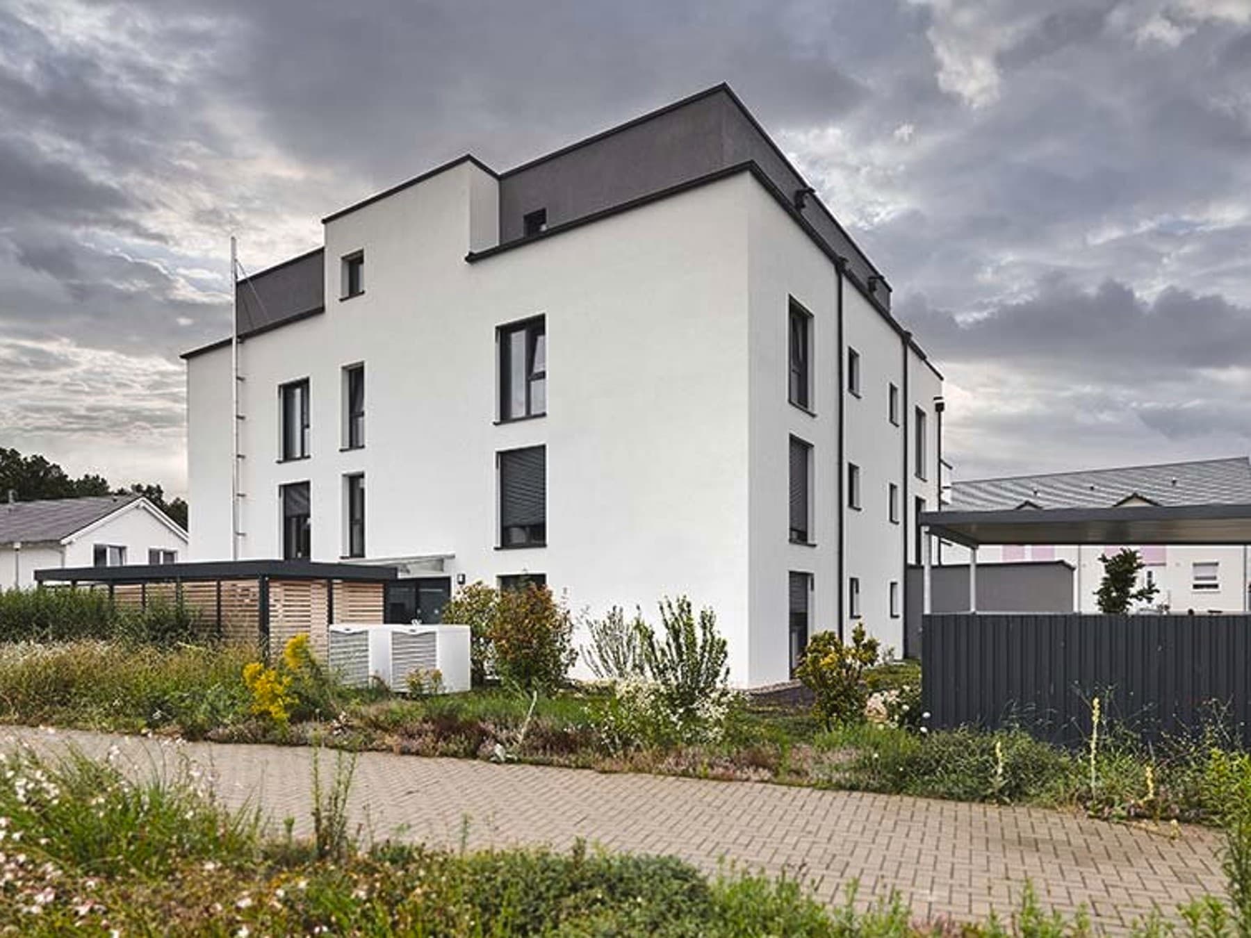 Außenansicht des Wohngebäudes mit Wärmepumpen davor