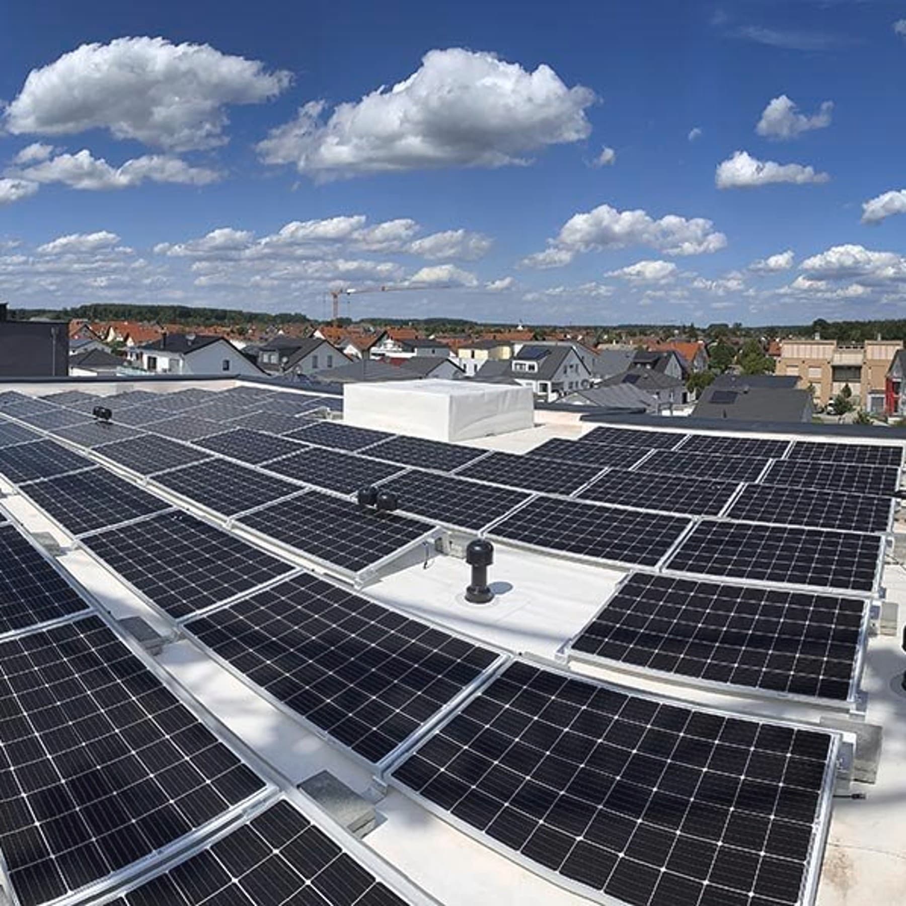 Mehrere Photovoltaik Module auf dem Flachdach des Hauses