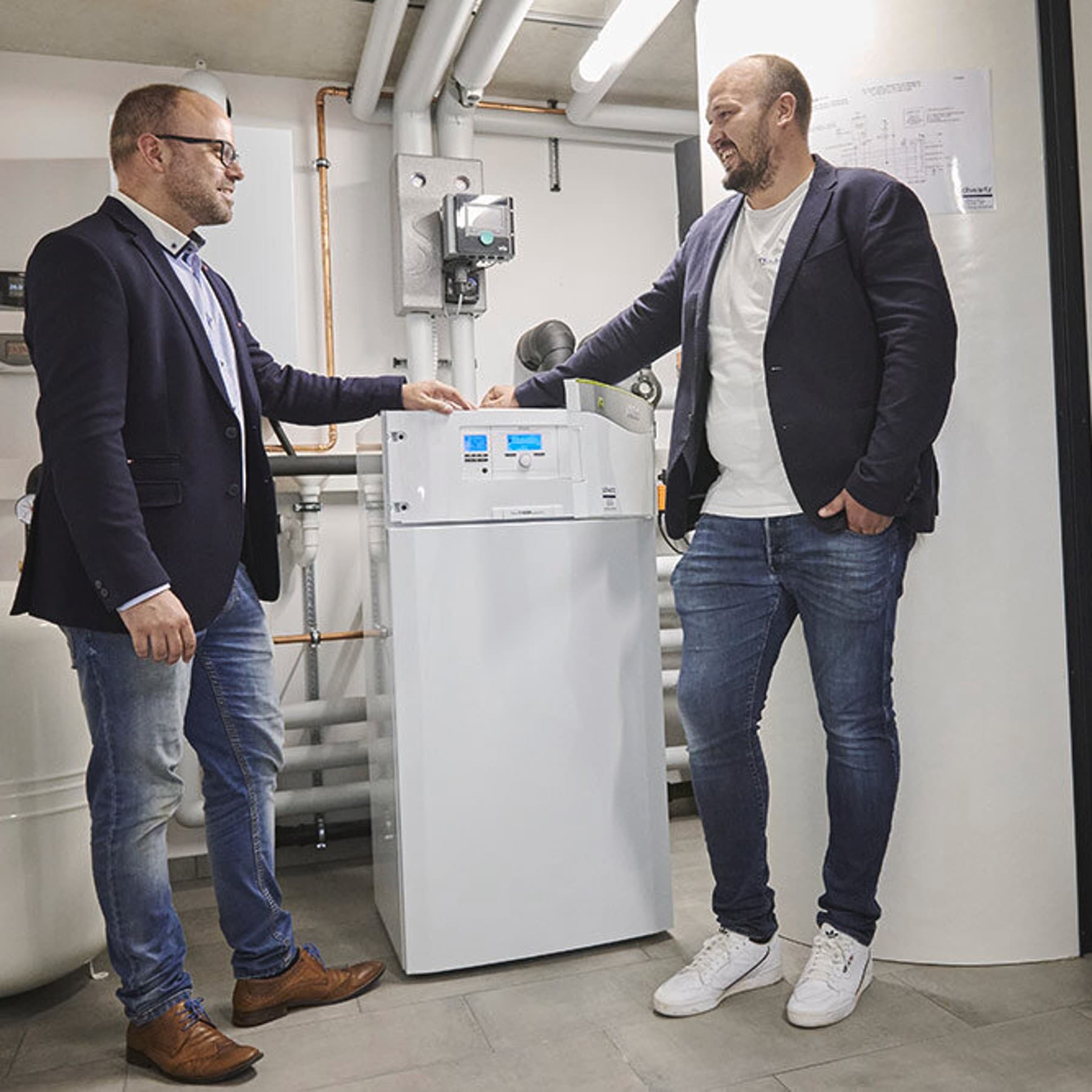 Zwei Personen im Heizungskeller vor den Vaillant Geräten