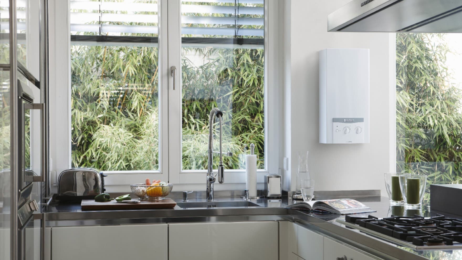 Eine Elektroheizung von Vaillant hängt über einer Küchenzeile.