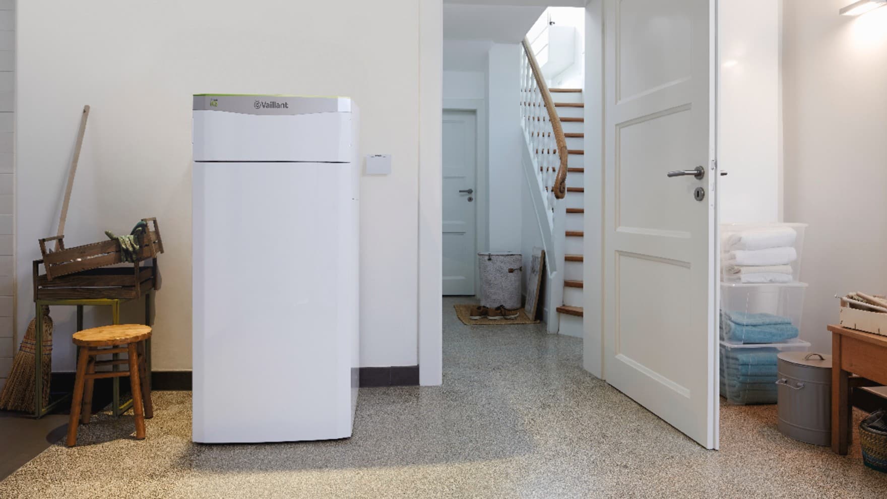 Inneneinheit der Vaillant Wärmepumpe flexoCOMPACT, die im Haus steht.