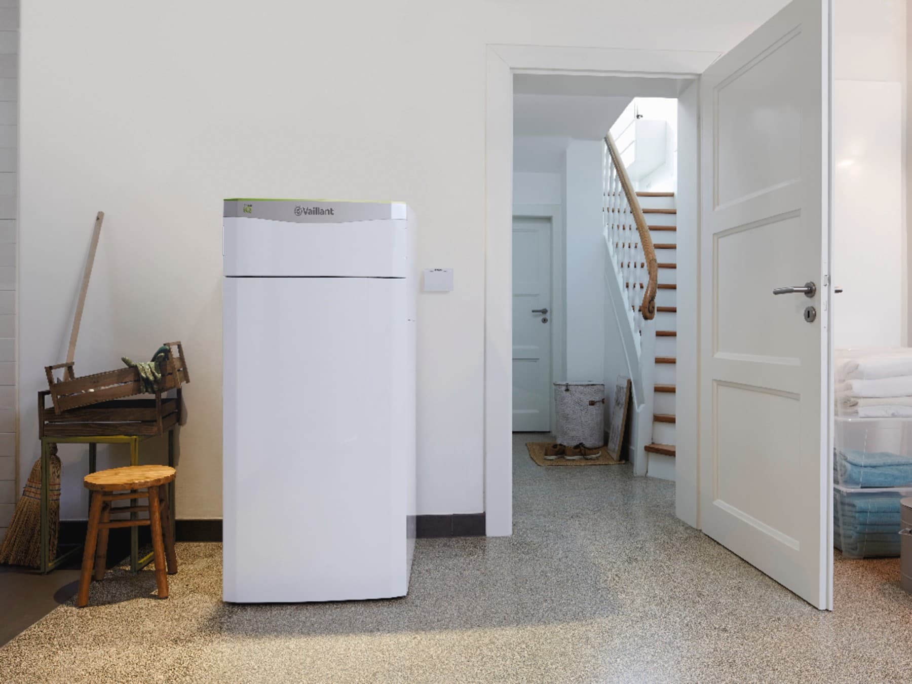 Vaillant Wärmepumpen-Inneneinheit in einem Hauswirtschaftsraum