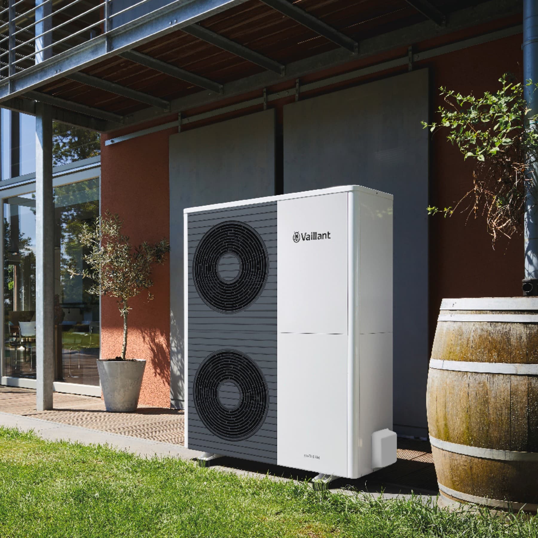 Die Vaillant aroTHERM Split Luftwärmepumpe vor einem modernen Haus.