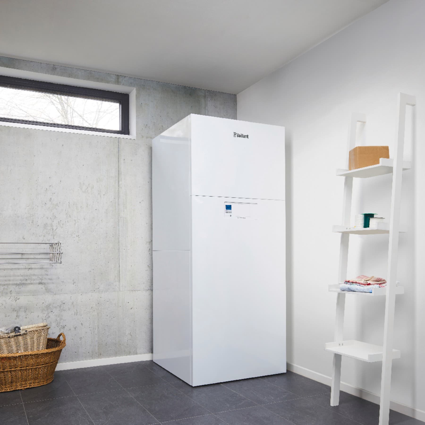 Die Vaillant versoTHERM plus steht in einem Heizkeller.