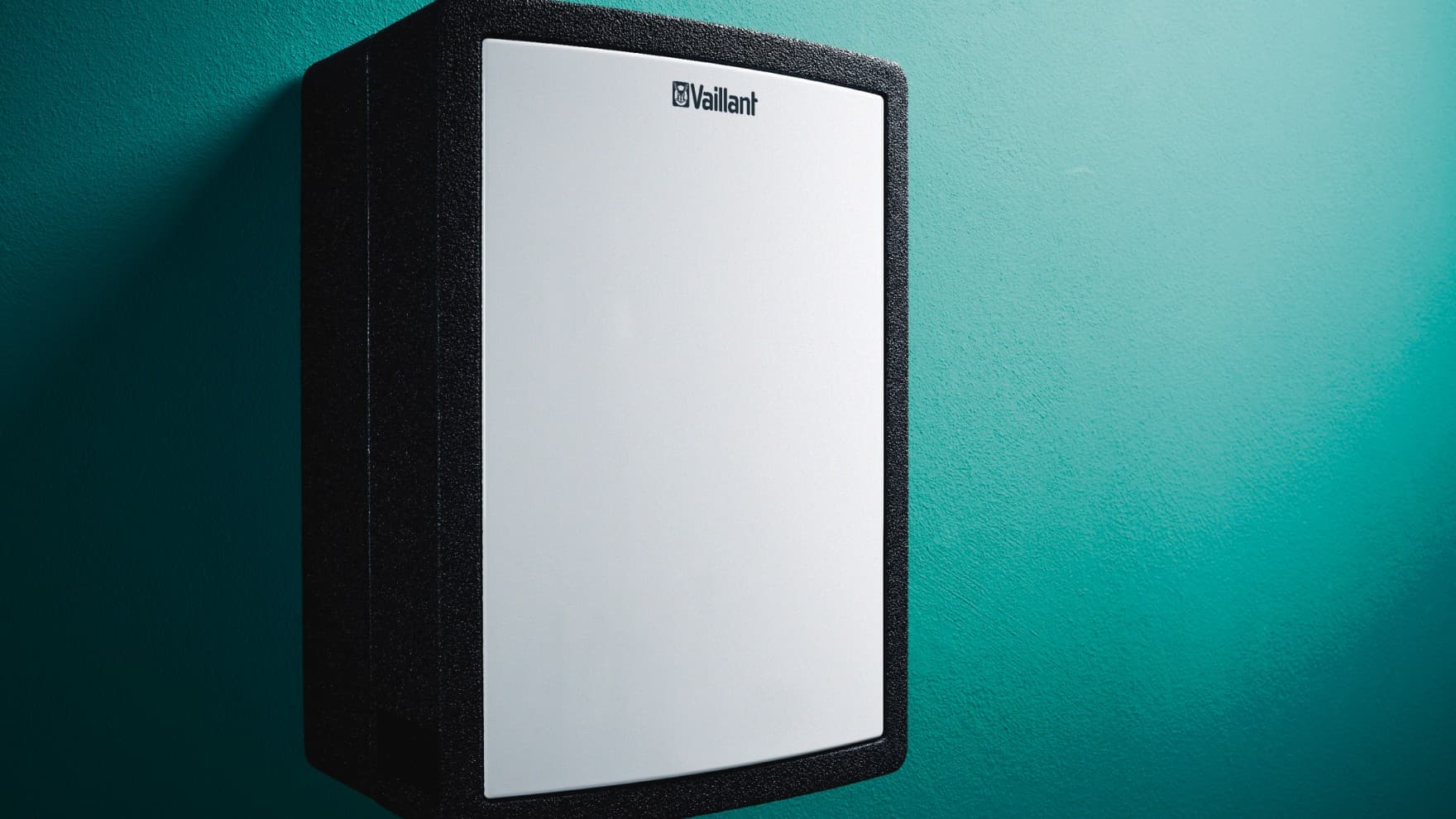 Ein Vaillant Wärmetauscher hängt an einer grünen Wand.