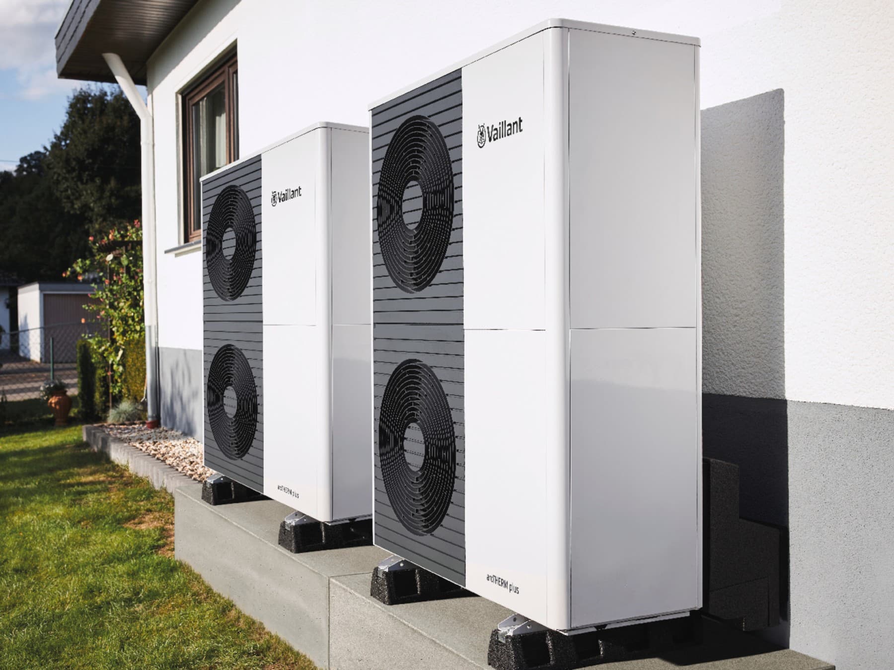 Zwei Vaillant Wärmepumpen Außeneinheiten stehen vor einer Hauswand